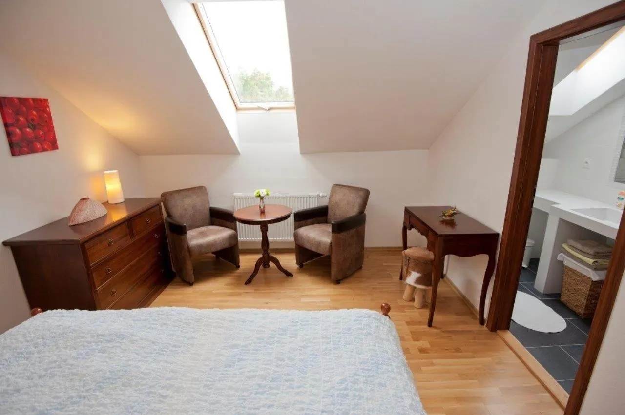 Day, Bed in Villa Vinica