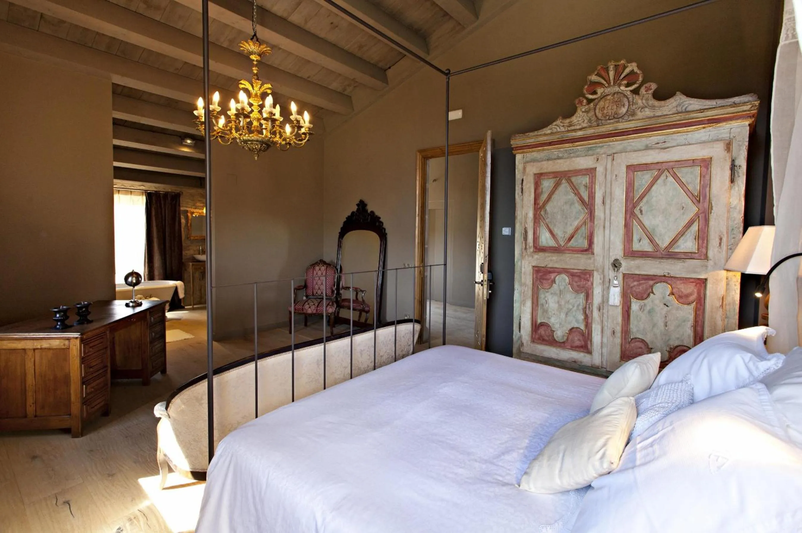 Bathroom, Bed in La Vella Farga Hotel