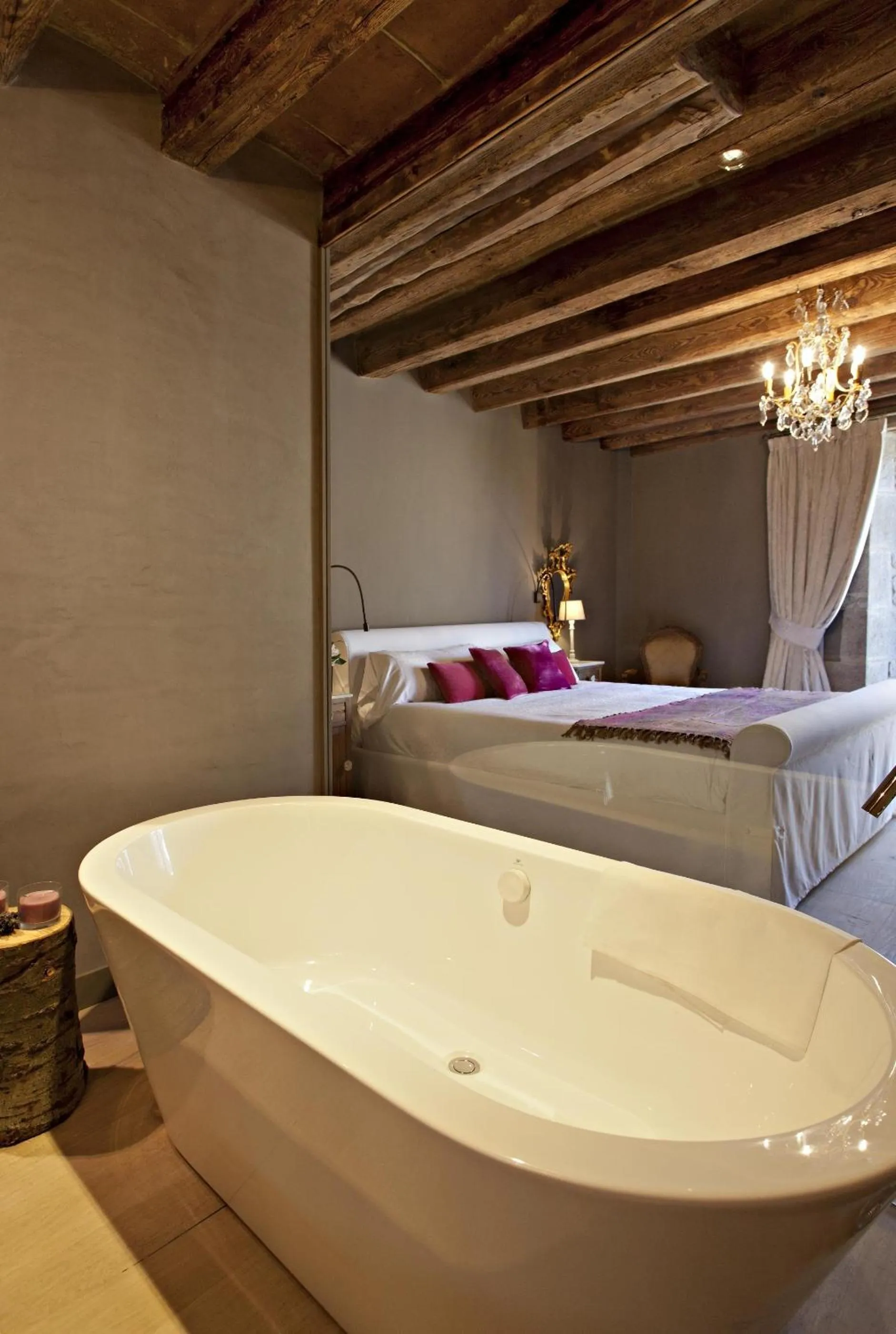 Bathroom, Bed in La Vella Farga Hotel