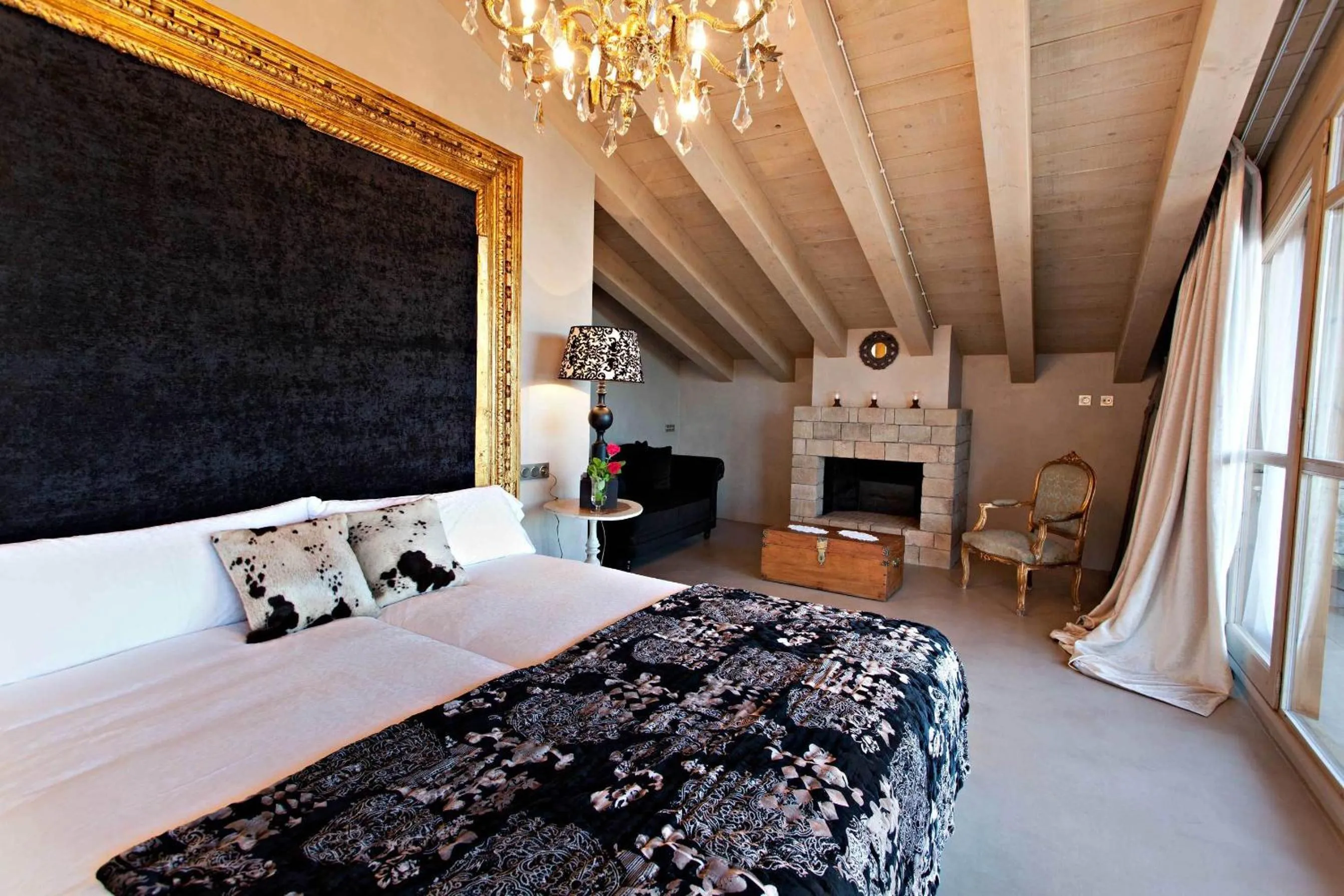 Seating area, Bed in La Vella Farga Hotel