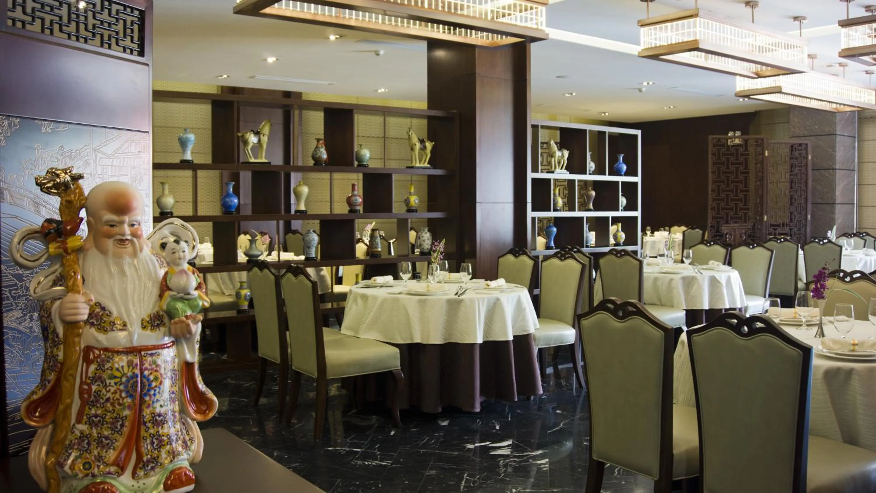 Restaurant/places to eat in Tang Palace Hotel