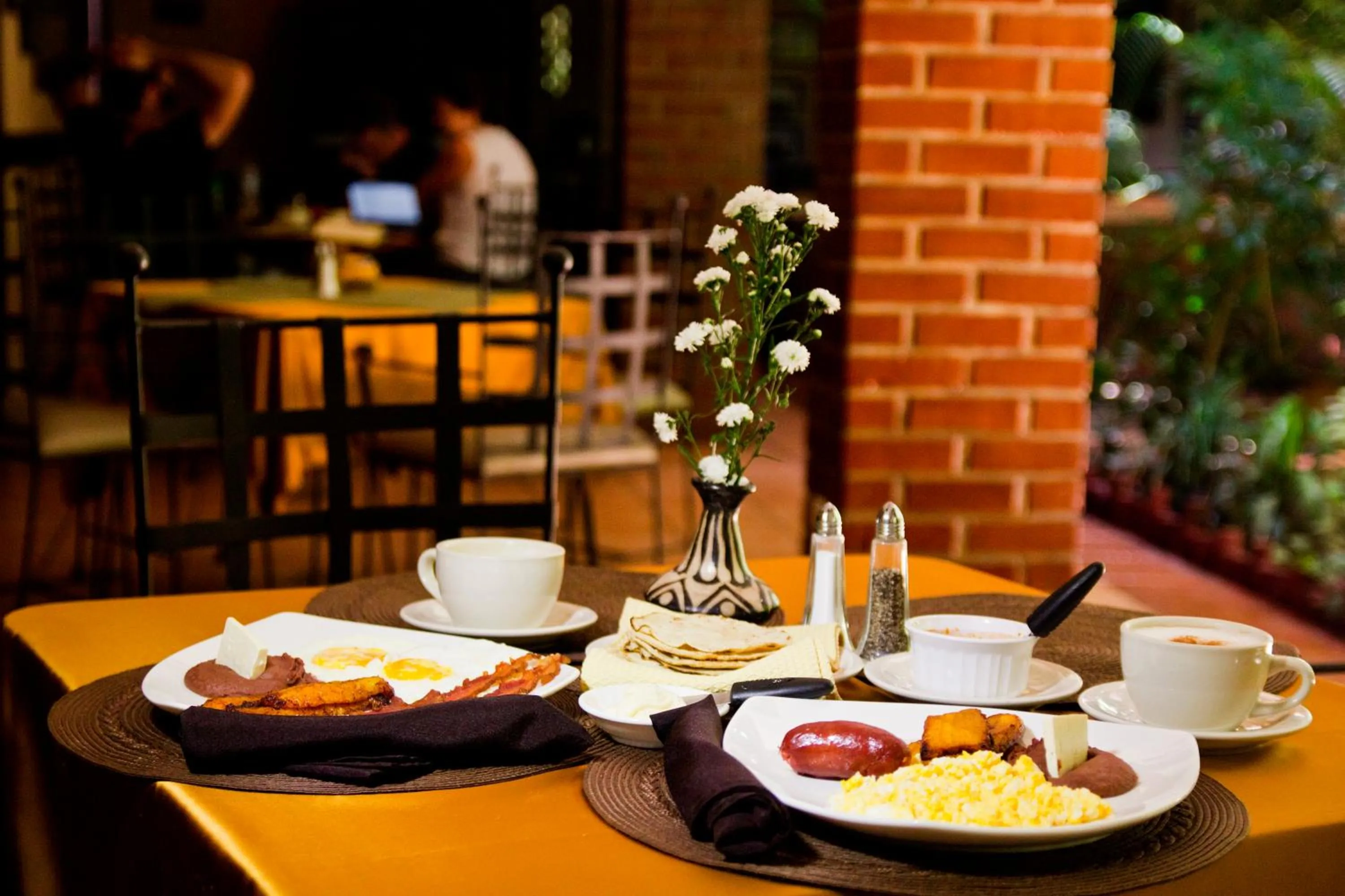 Restaurant/places to eat in Humuya Inn