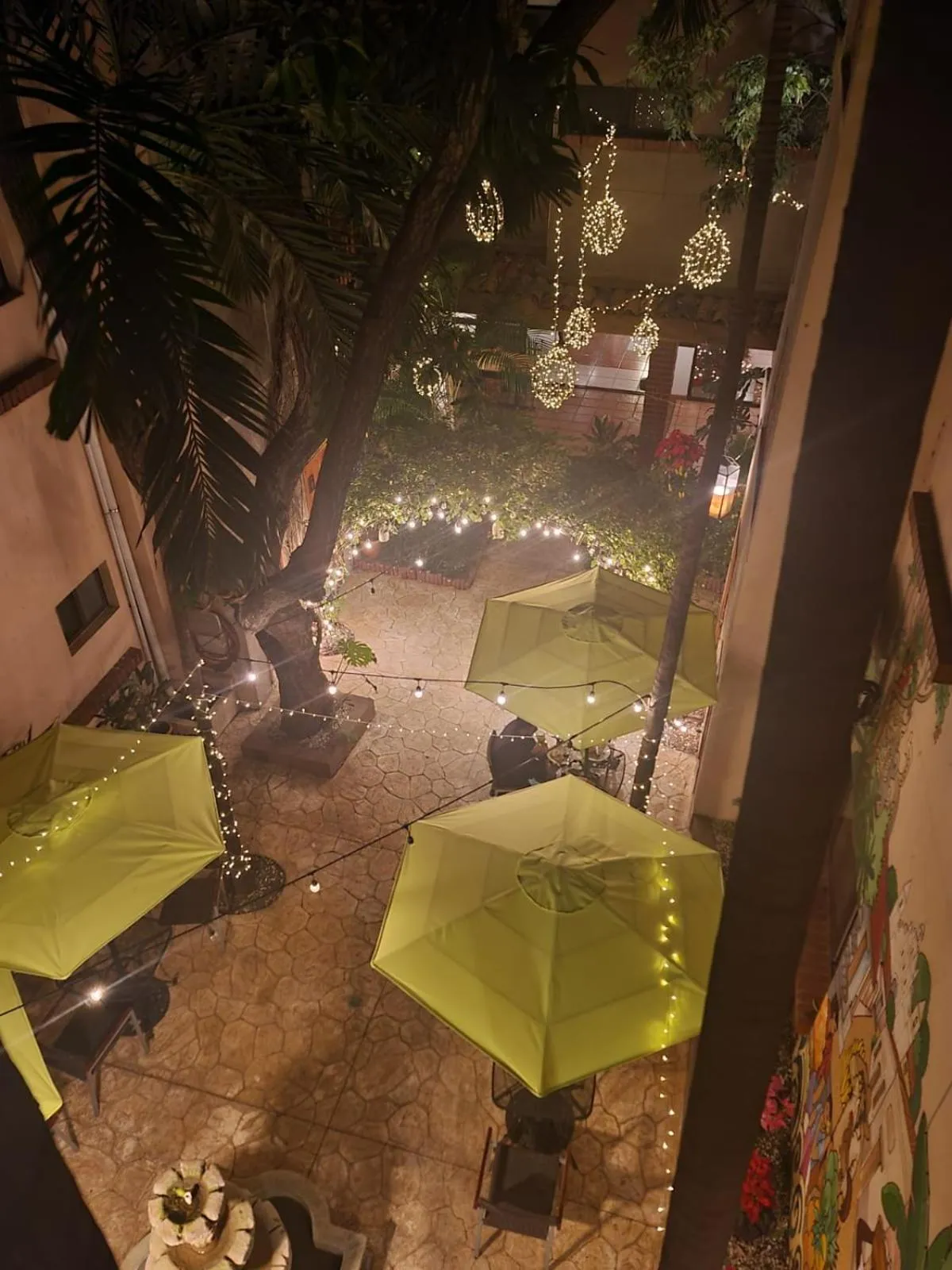 Restaurant/places to eat in Humuya Inn