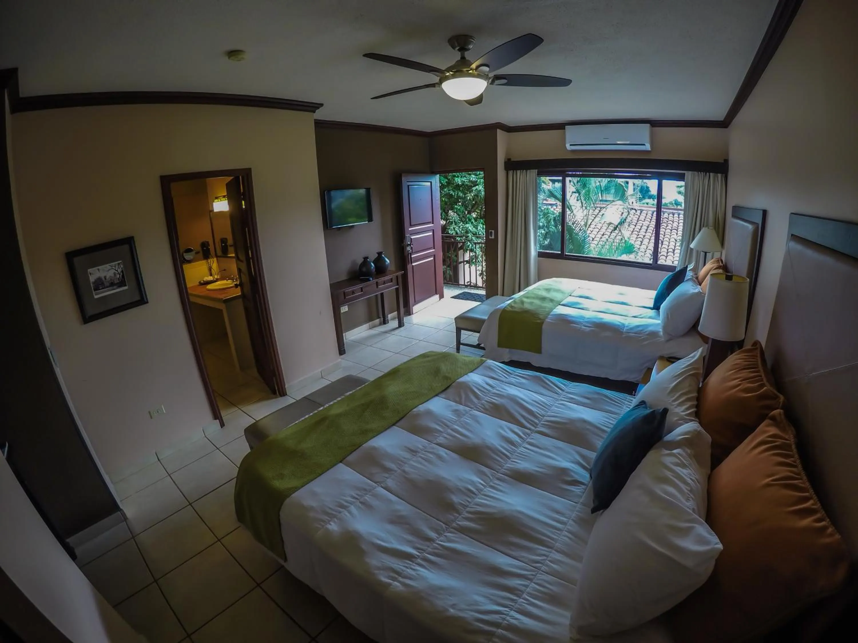 Staff, Bed in Humuya Inn