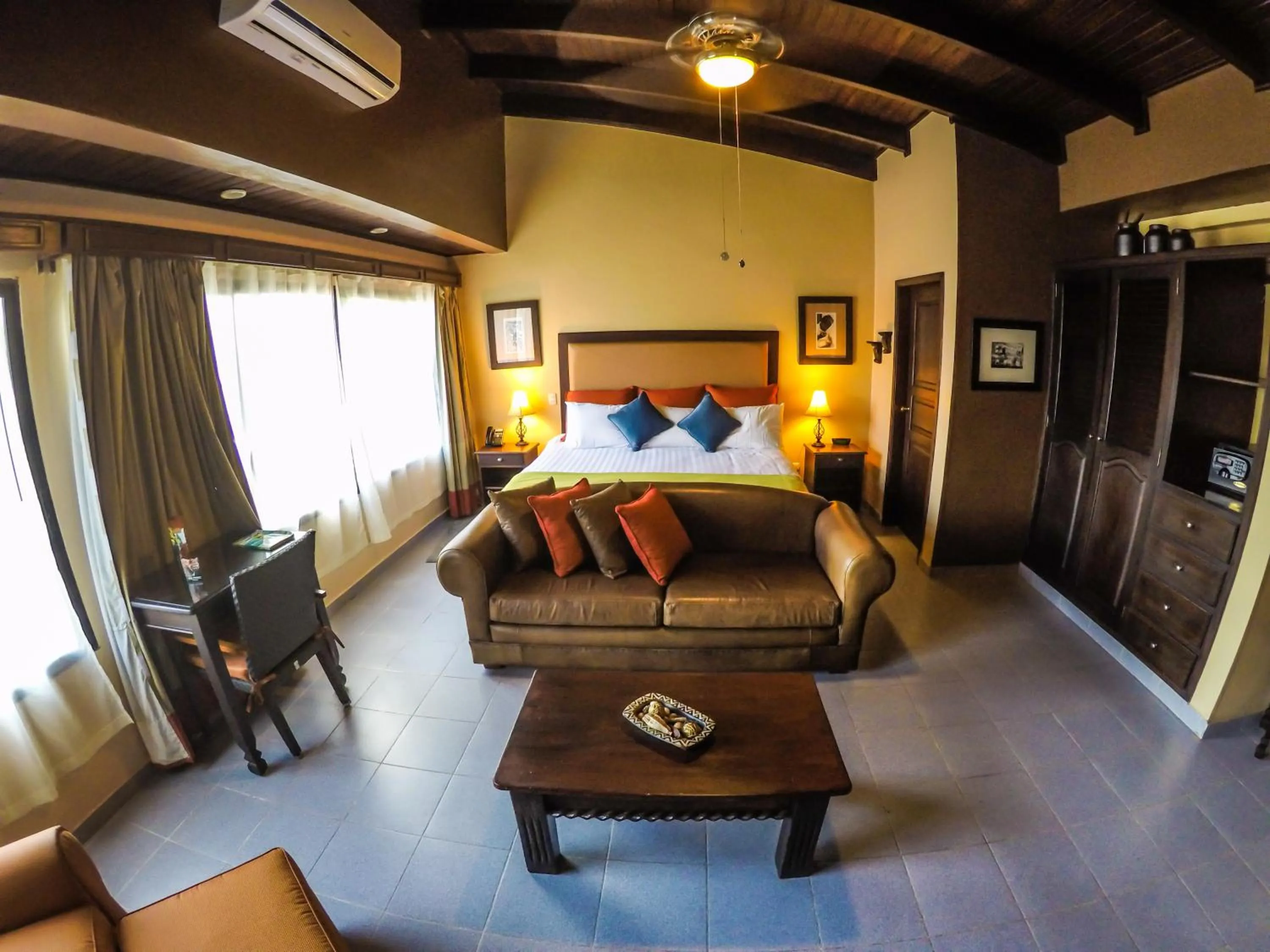 Photo of the whole room in Humuya Inn