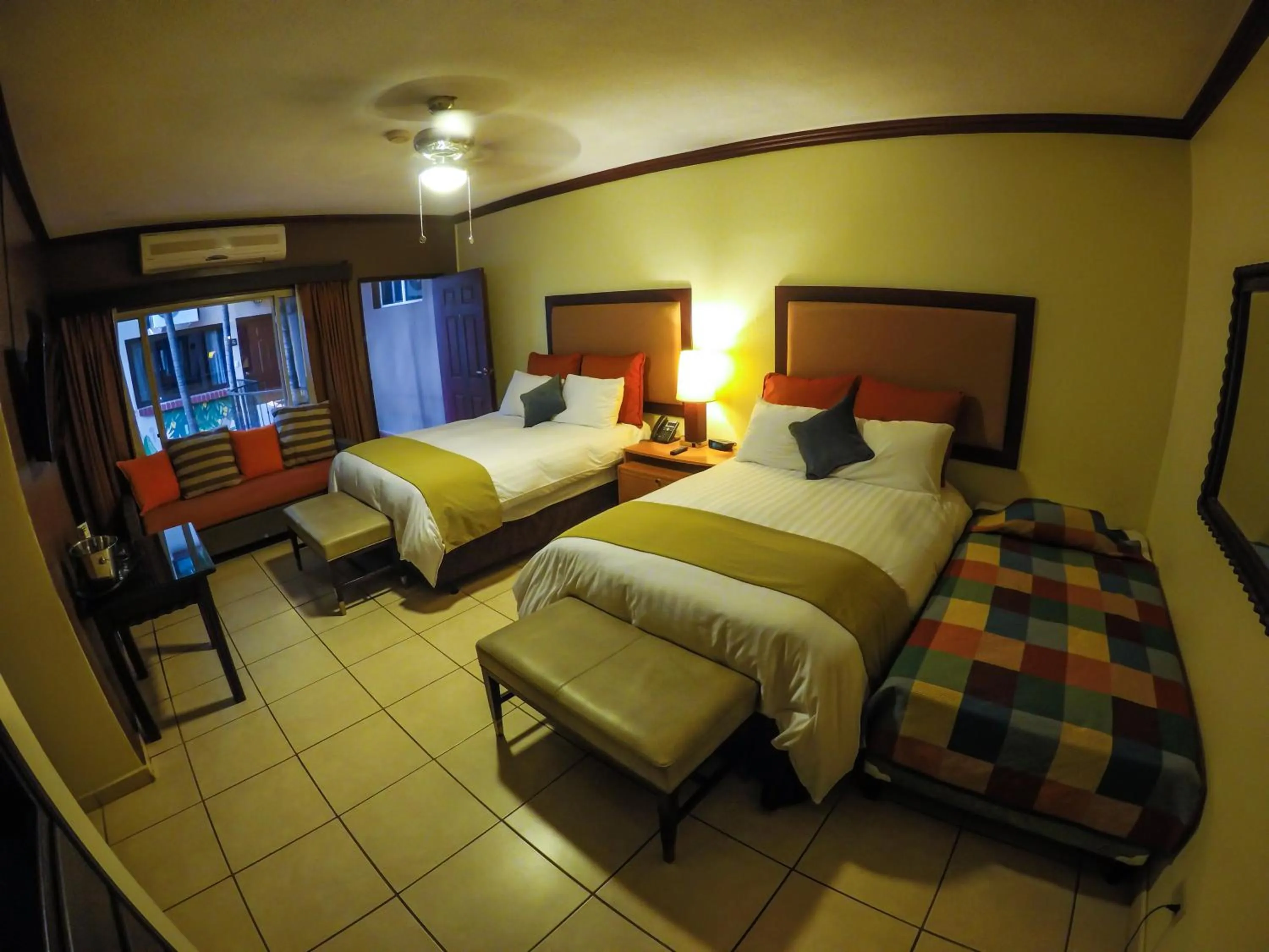 Staff, Bed in Humuya Inn