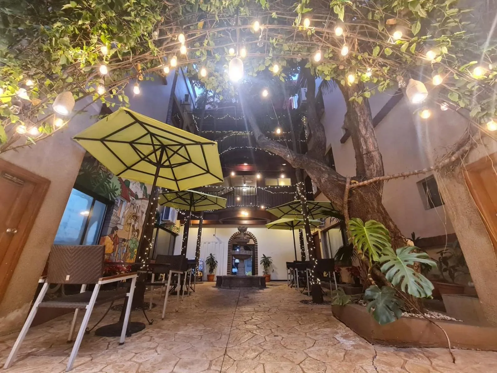 Restaurant/places to eat in Humuya Inn