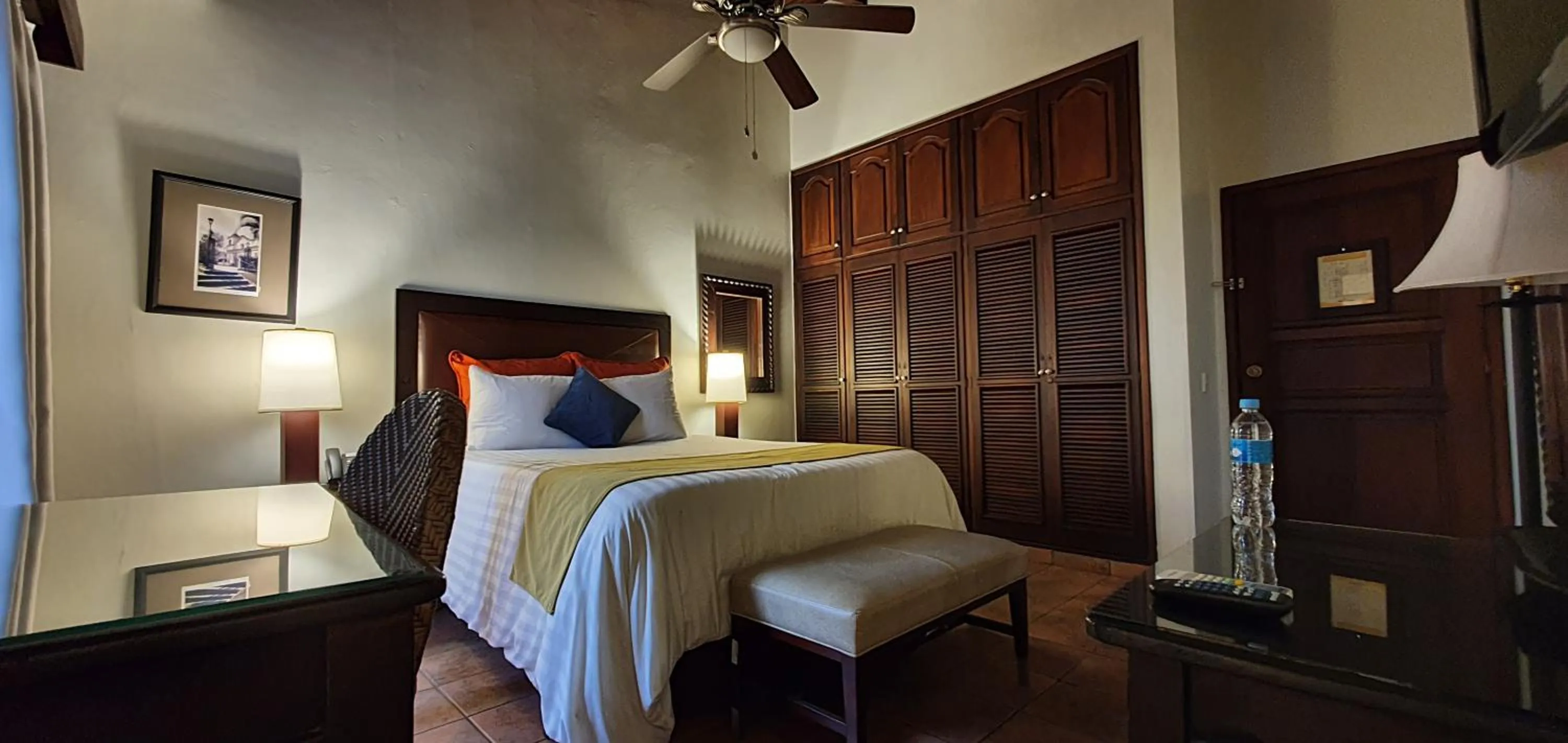 Property building, Bed in Humuya Inn