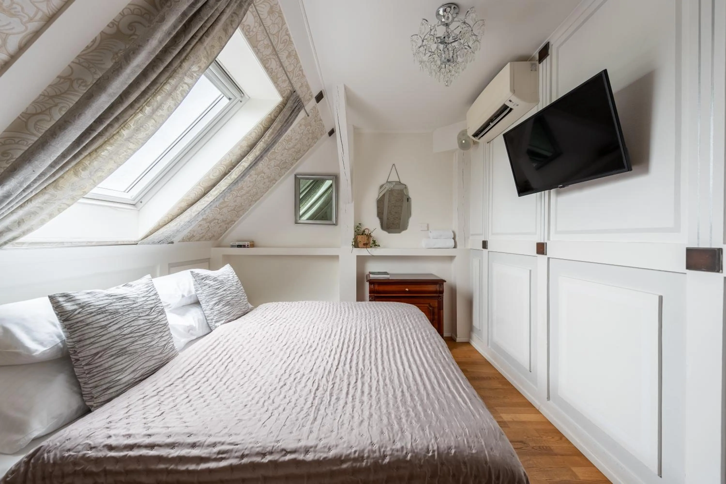 Bed in Wellness & SPA boutique Hotel pod lipkami Prague