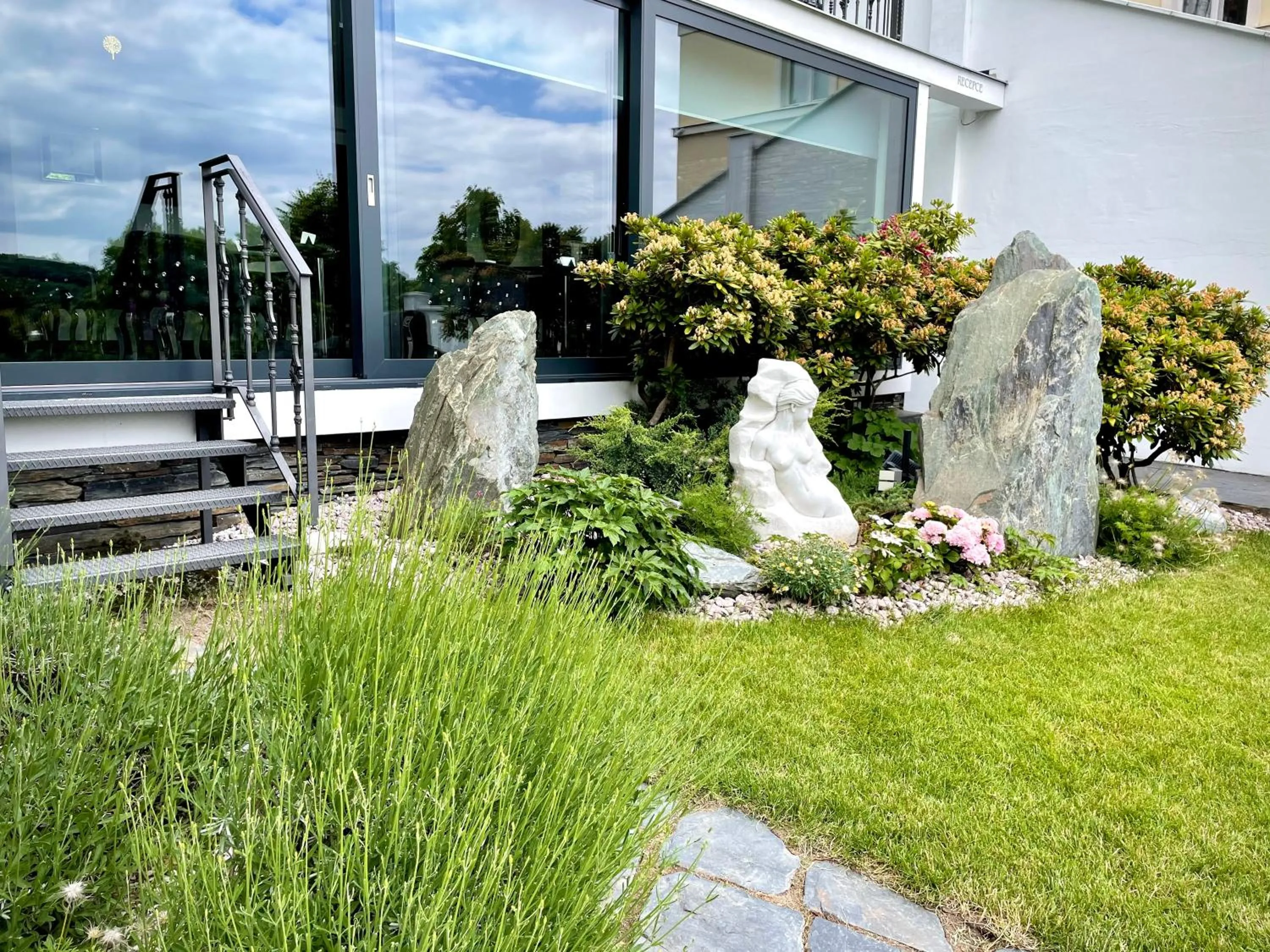 Garden in Wellness & SPA boutique Hotel pod lipkami Prague