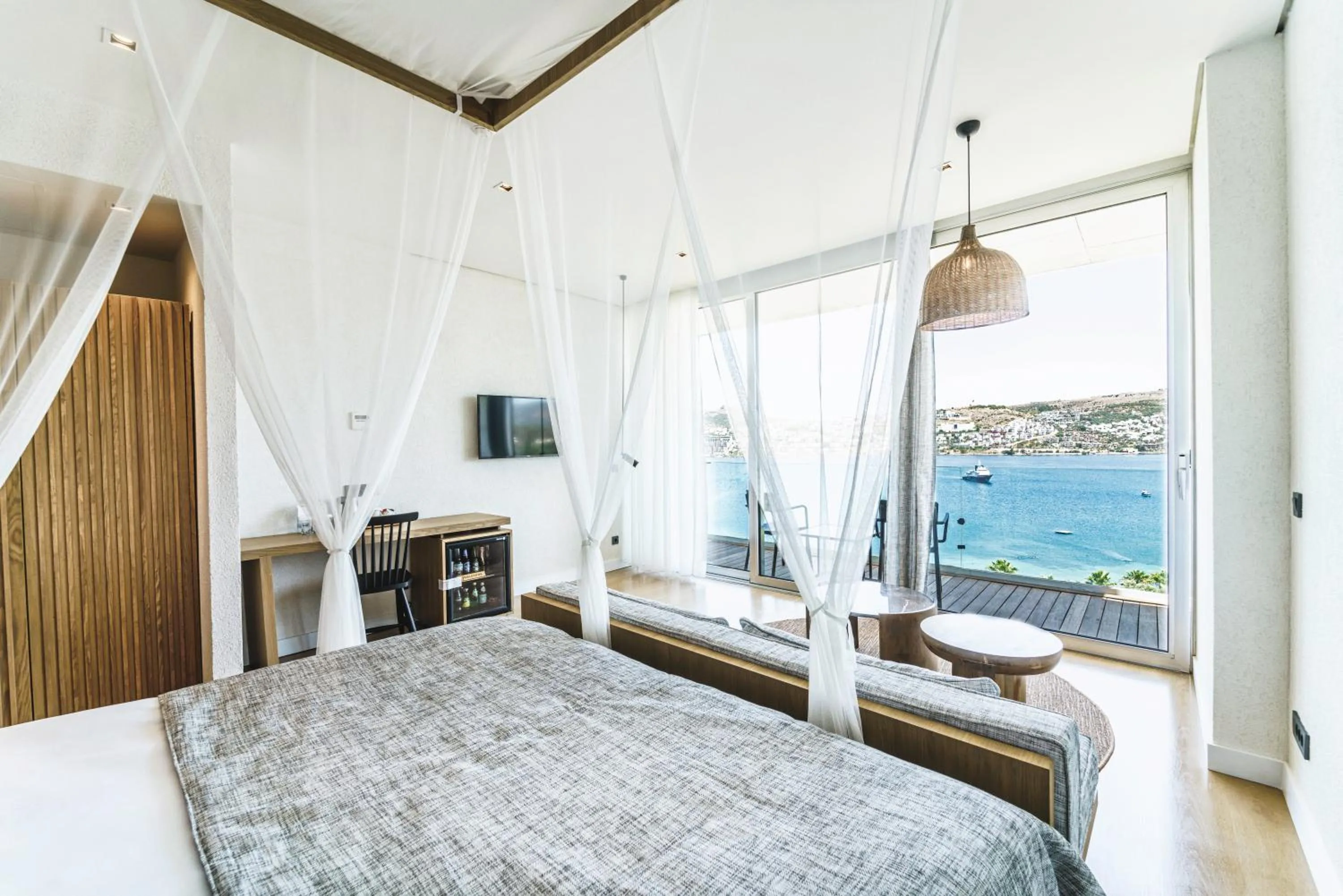 TV and multimedia, Bed in Cape Bodrum Luxury Hotel & Beach