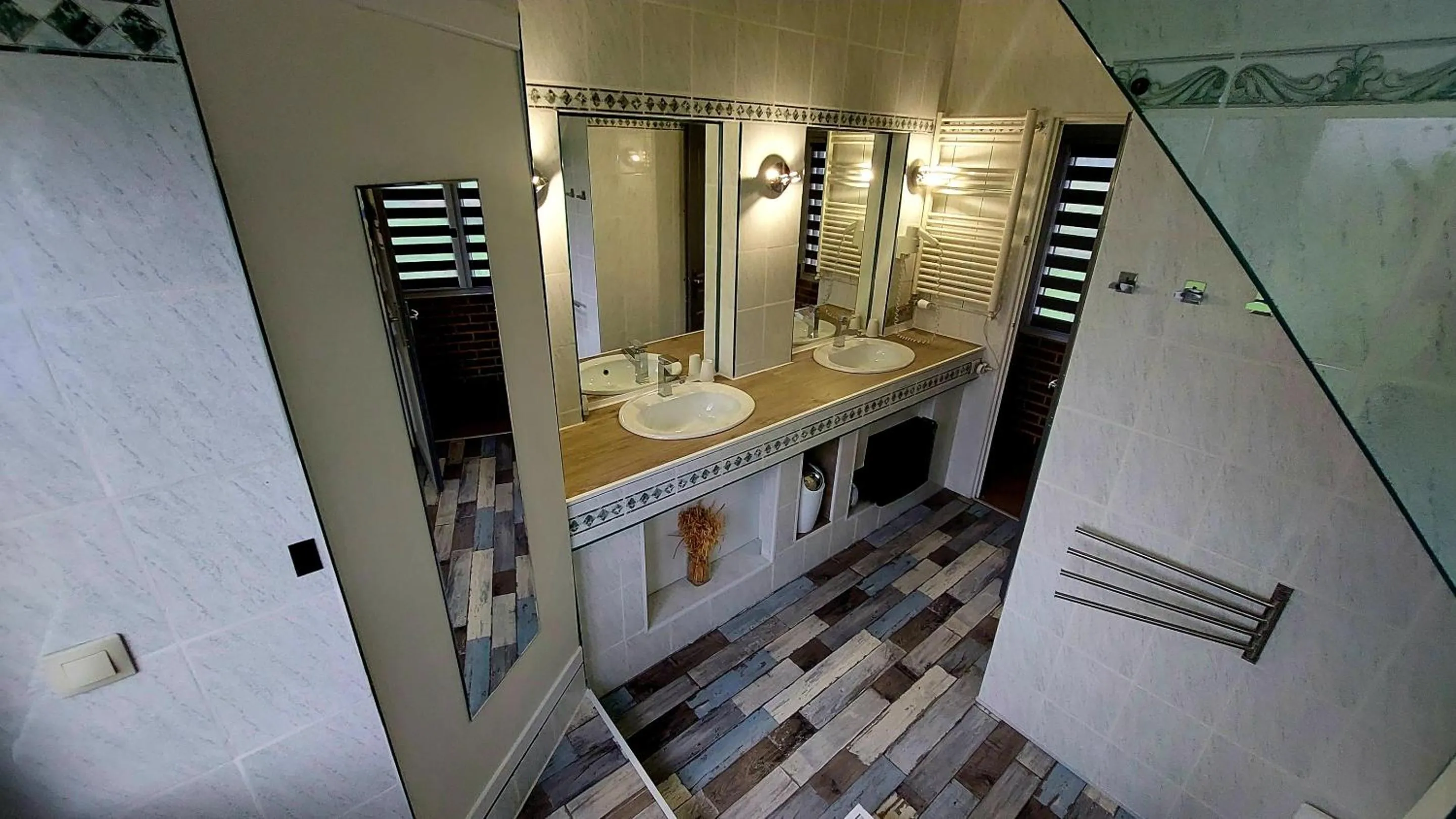 Bathroom in La Longère Des Nuits De Varenne