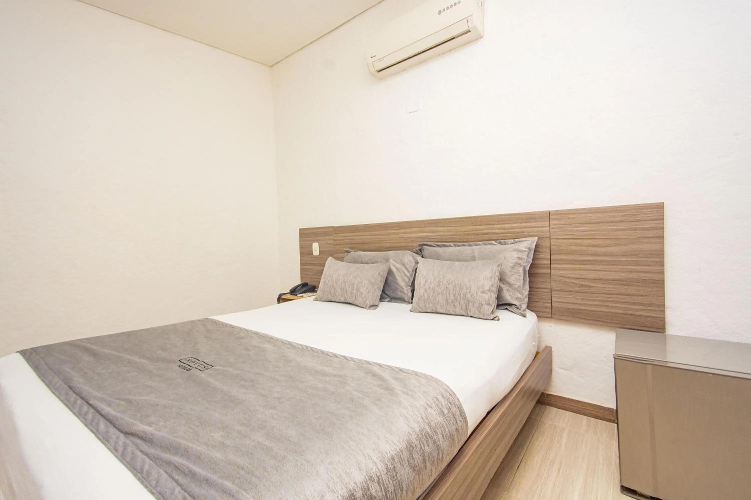 Bedroom, Bed in Novus Laureles