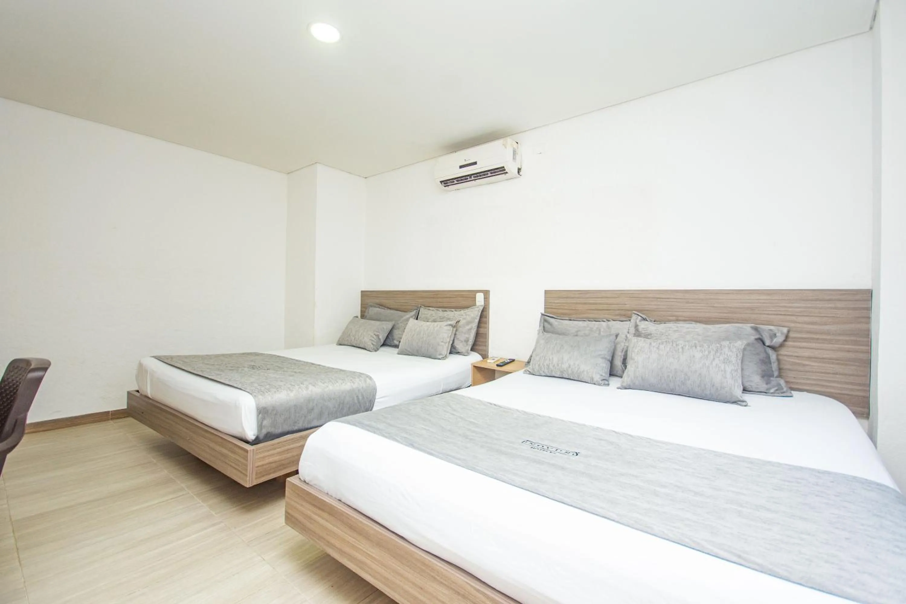 Bedroom, Bed in Novus Laureles