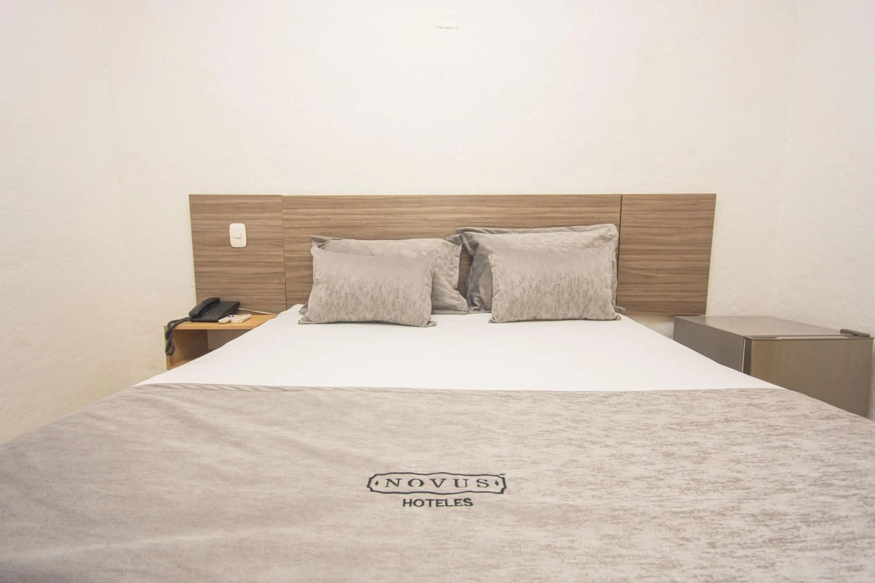 Bedroom, Bed in Novus Laureles