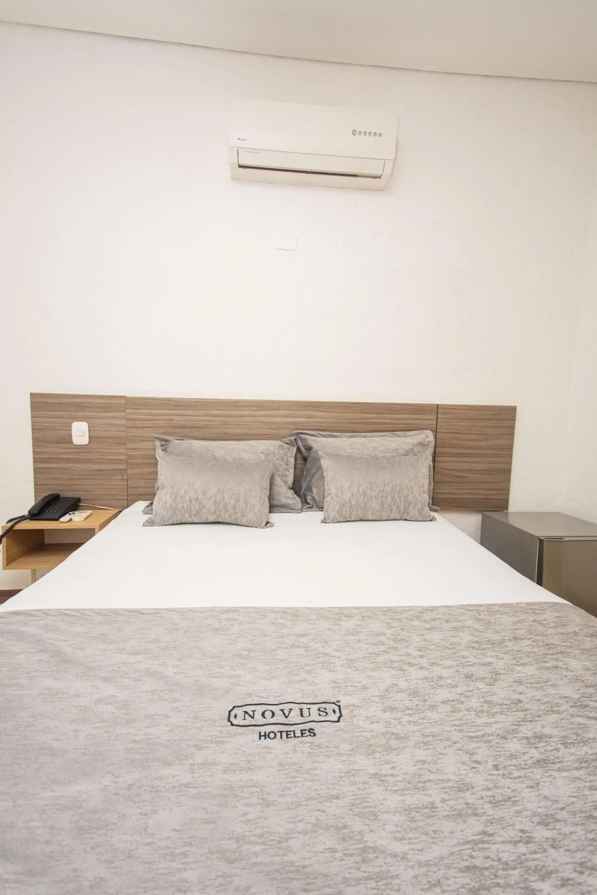 Bedroom, Bed in Novus Laureles