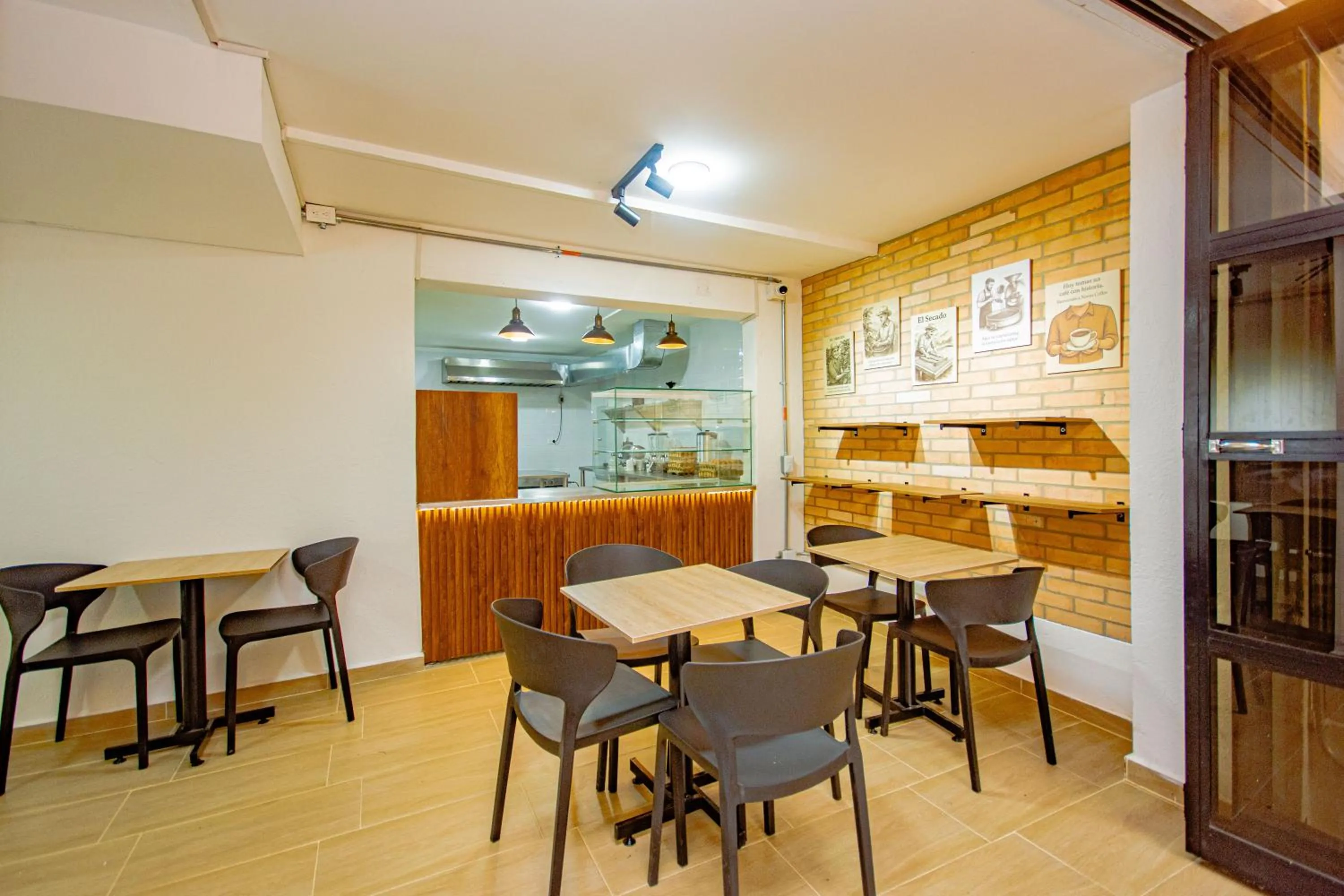 Restaurant/places to eat in Novus Laureles