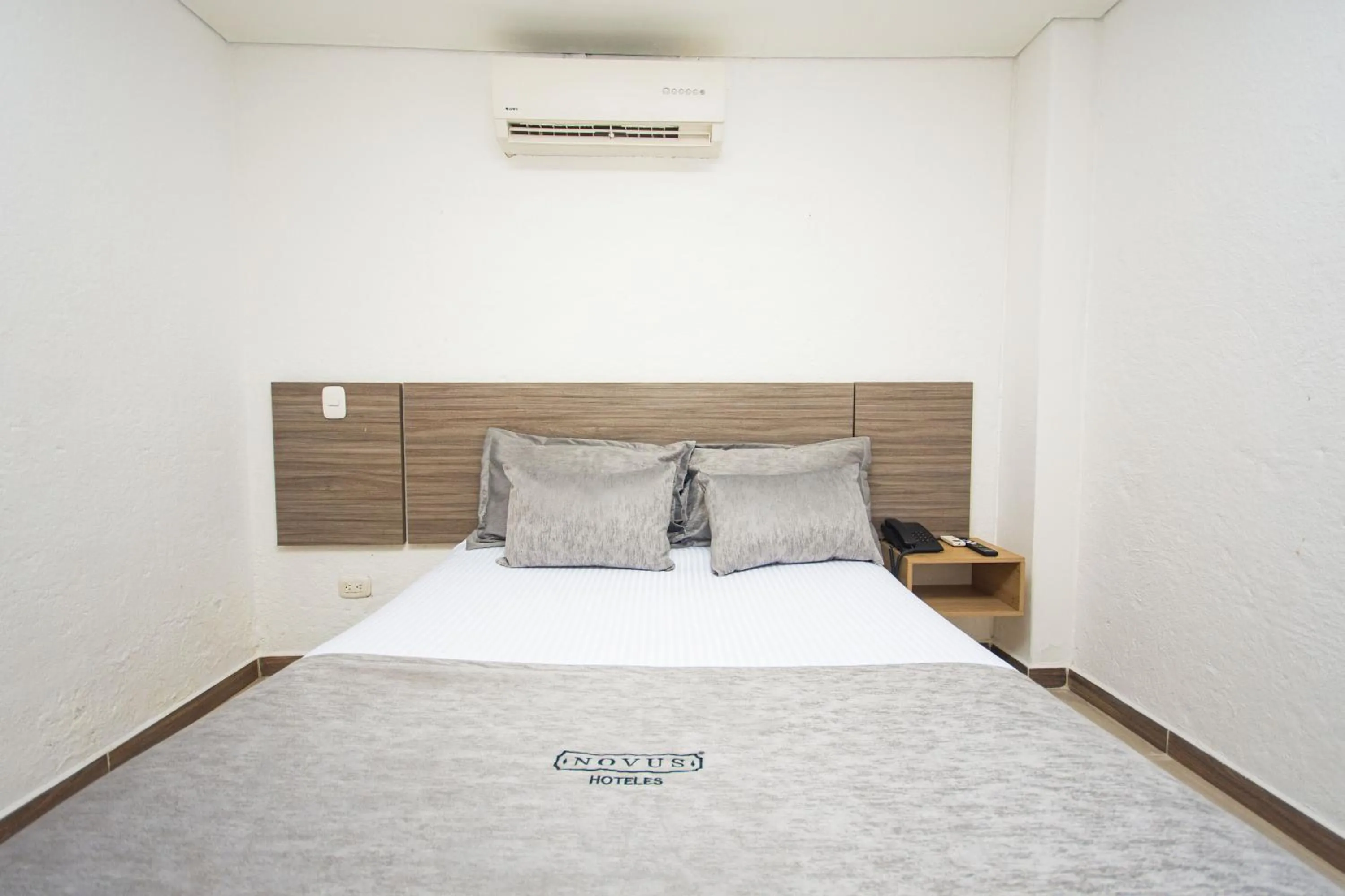 Bedroom, Bed in Novus Laureles