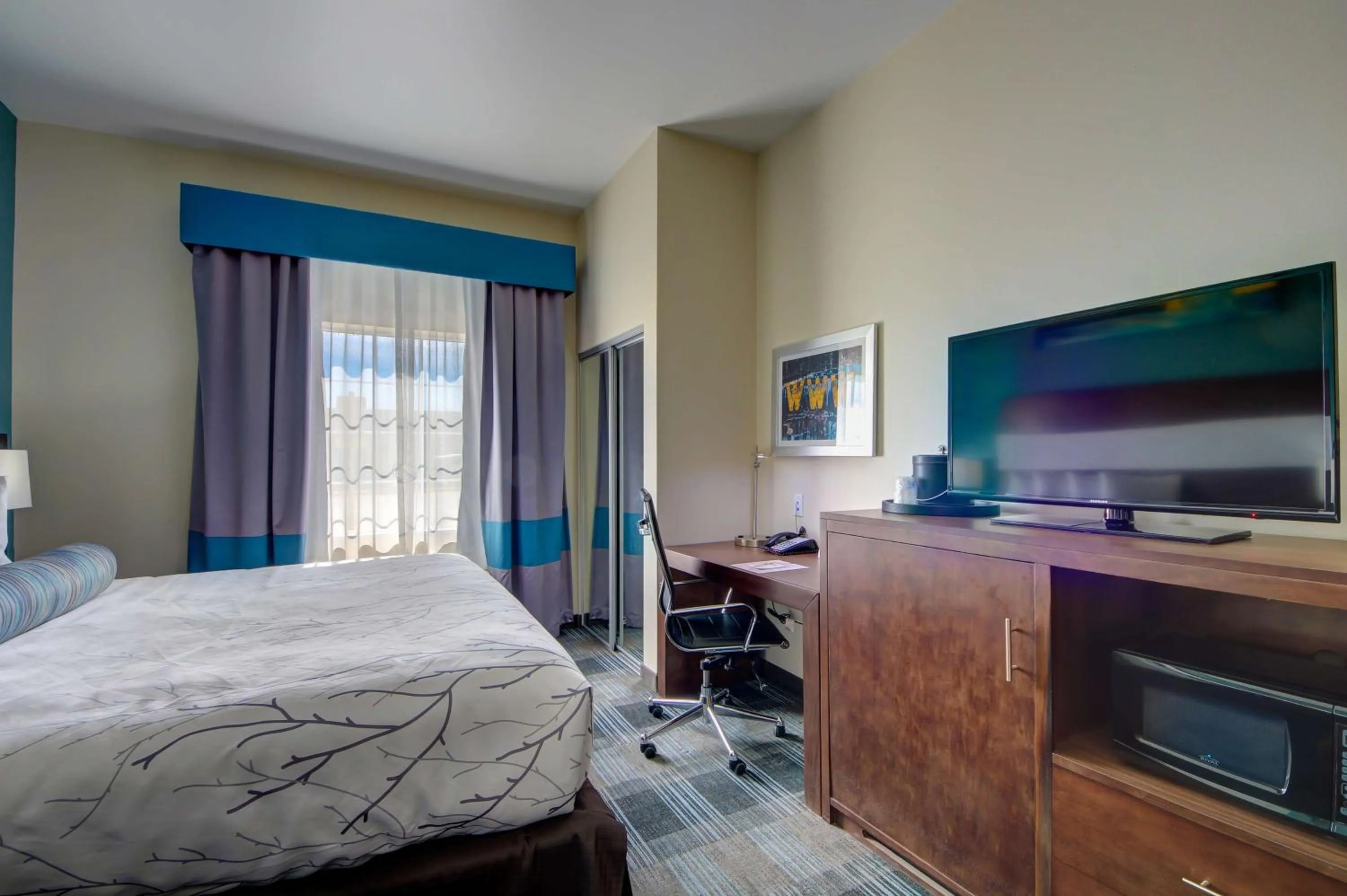 Photo of the whole room in Best Western PLUS Inn of Muskogee