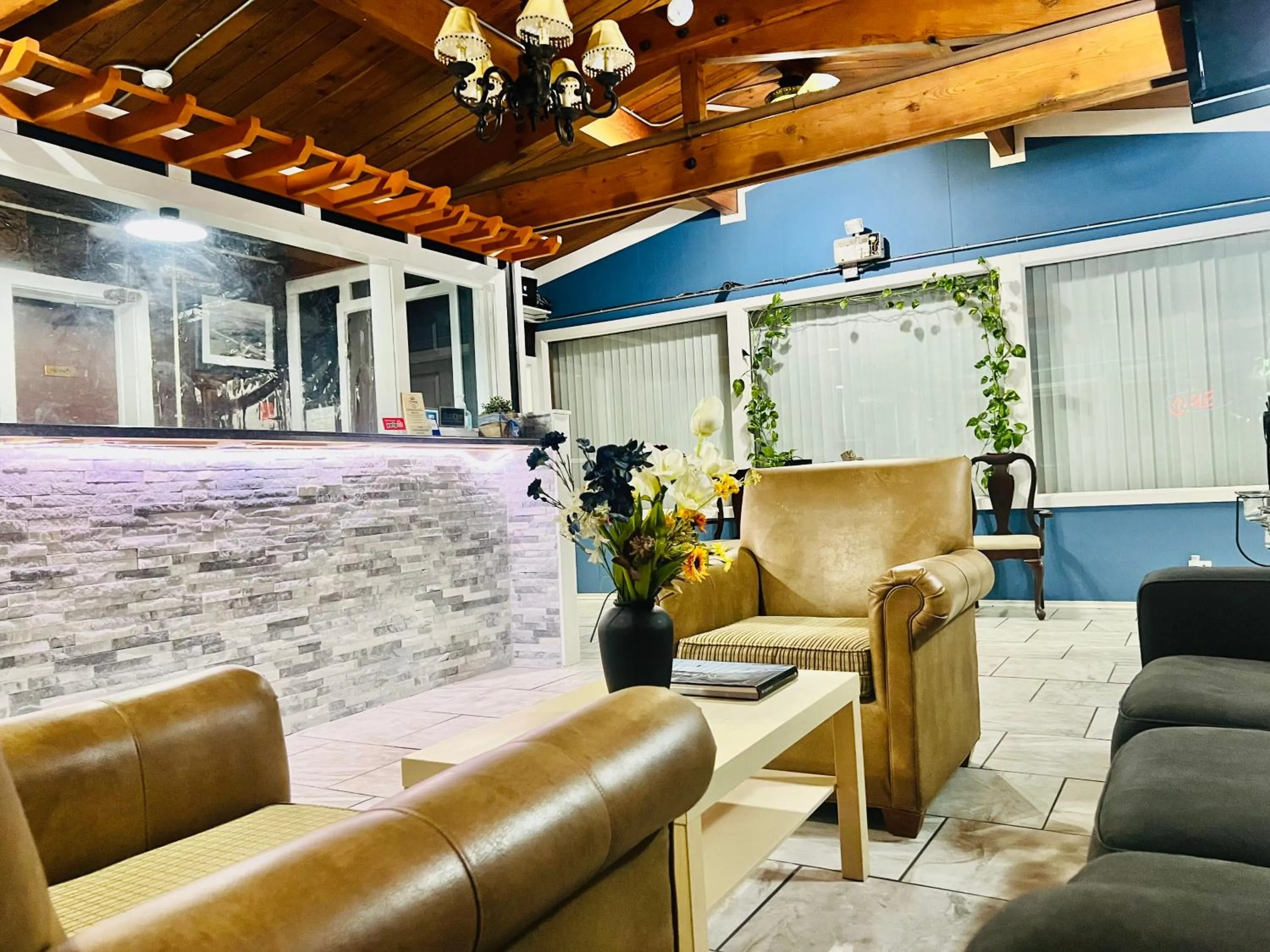 Lobby or reception in The Crossroads Motel