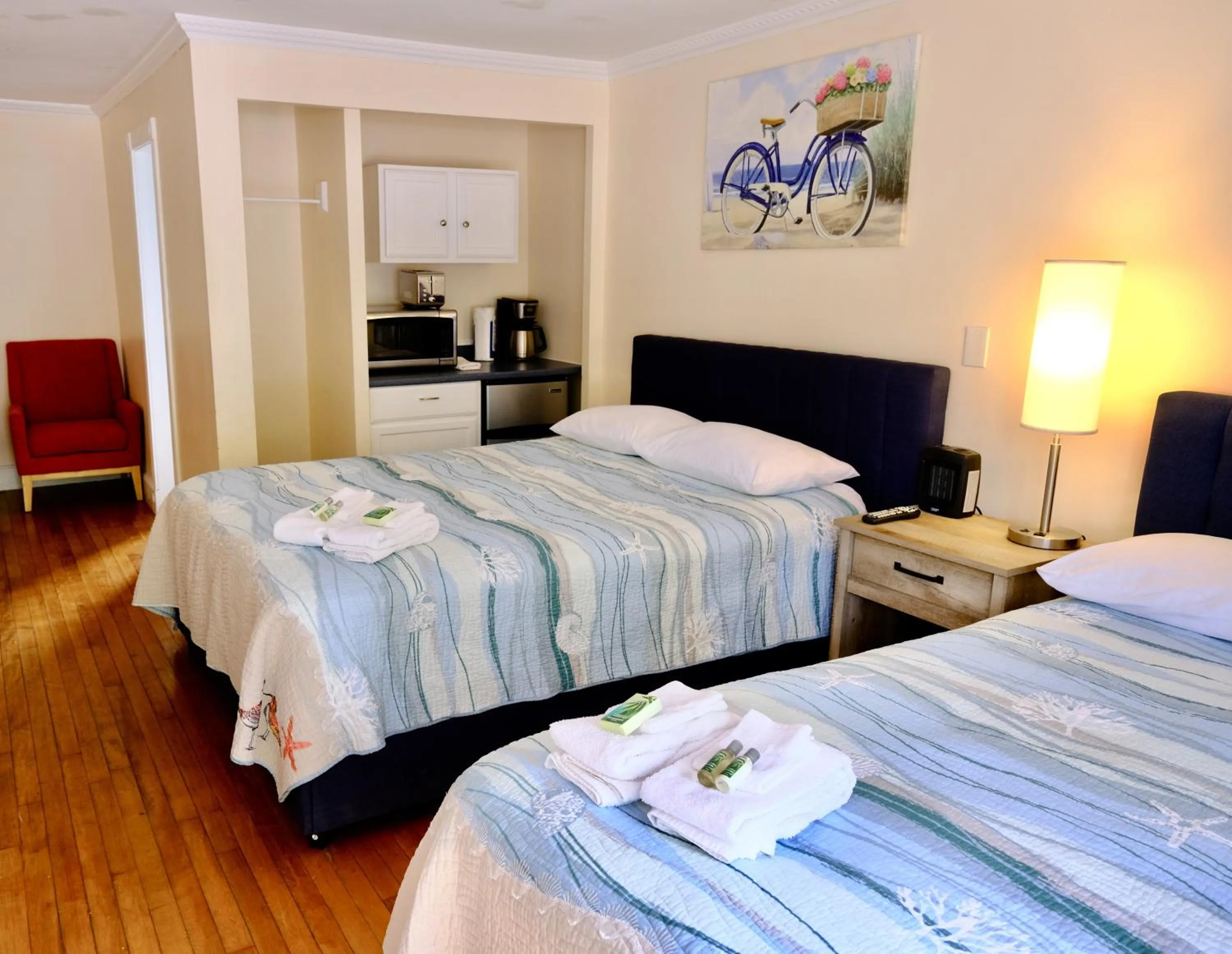 Bed in The Landings Inn and Cottages at Old Orchard Beach