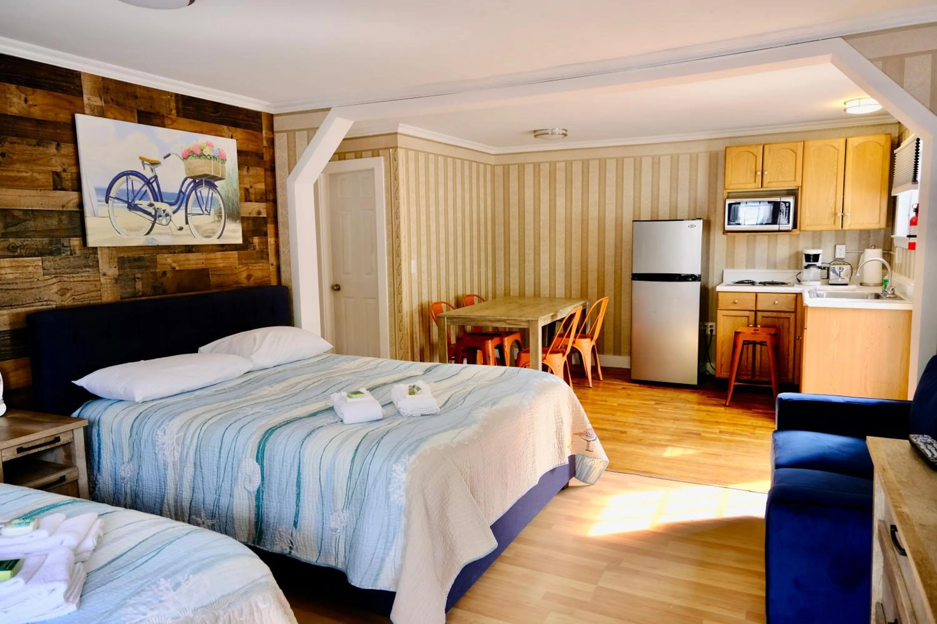 Photo of the whole room, Bed in The Landings Inn and Cottages at Old Orchard Beach