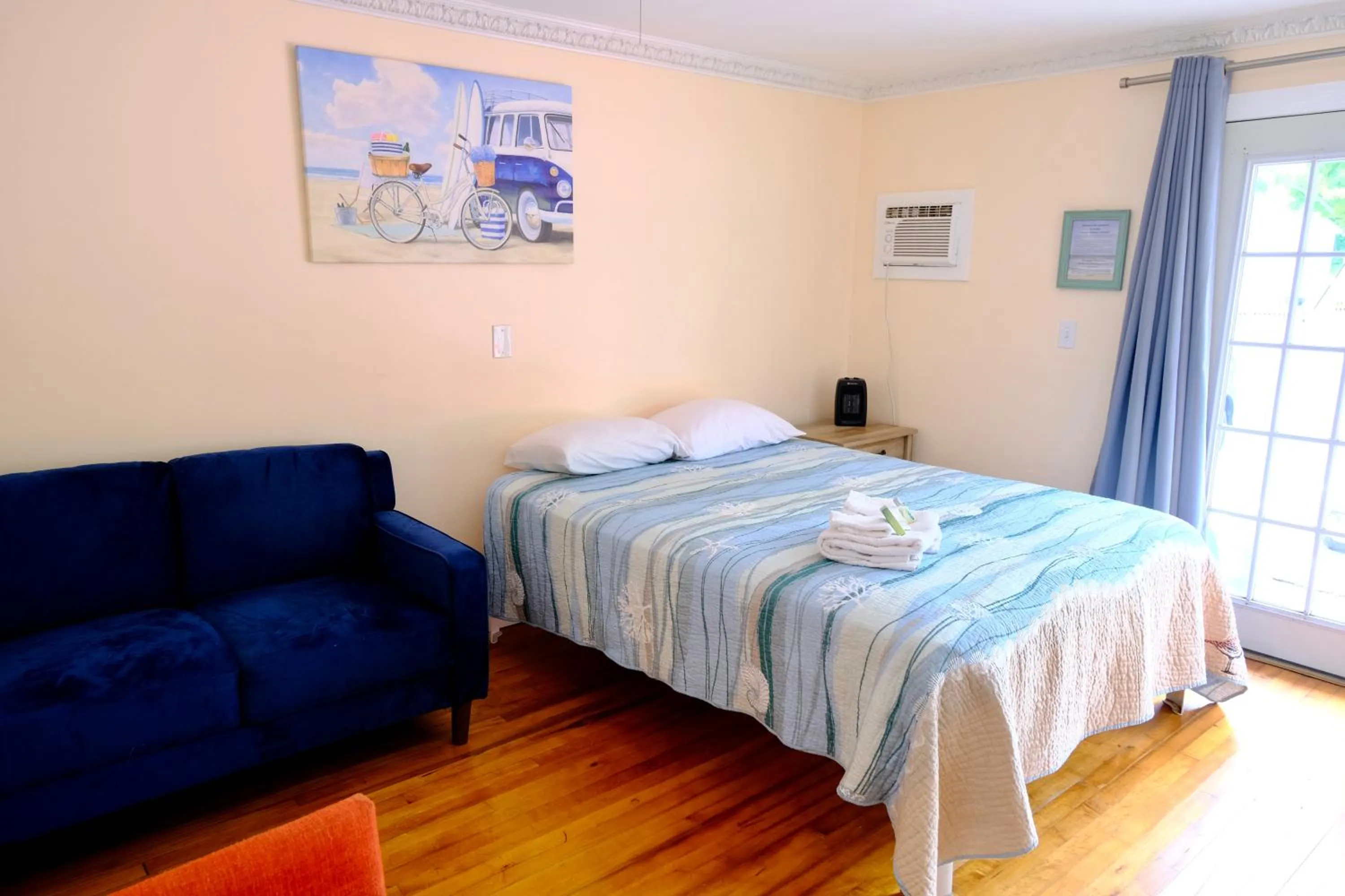 Bed in The Landings Inn and Cottages at Old Orchard Beach