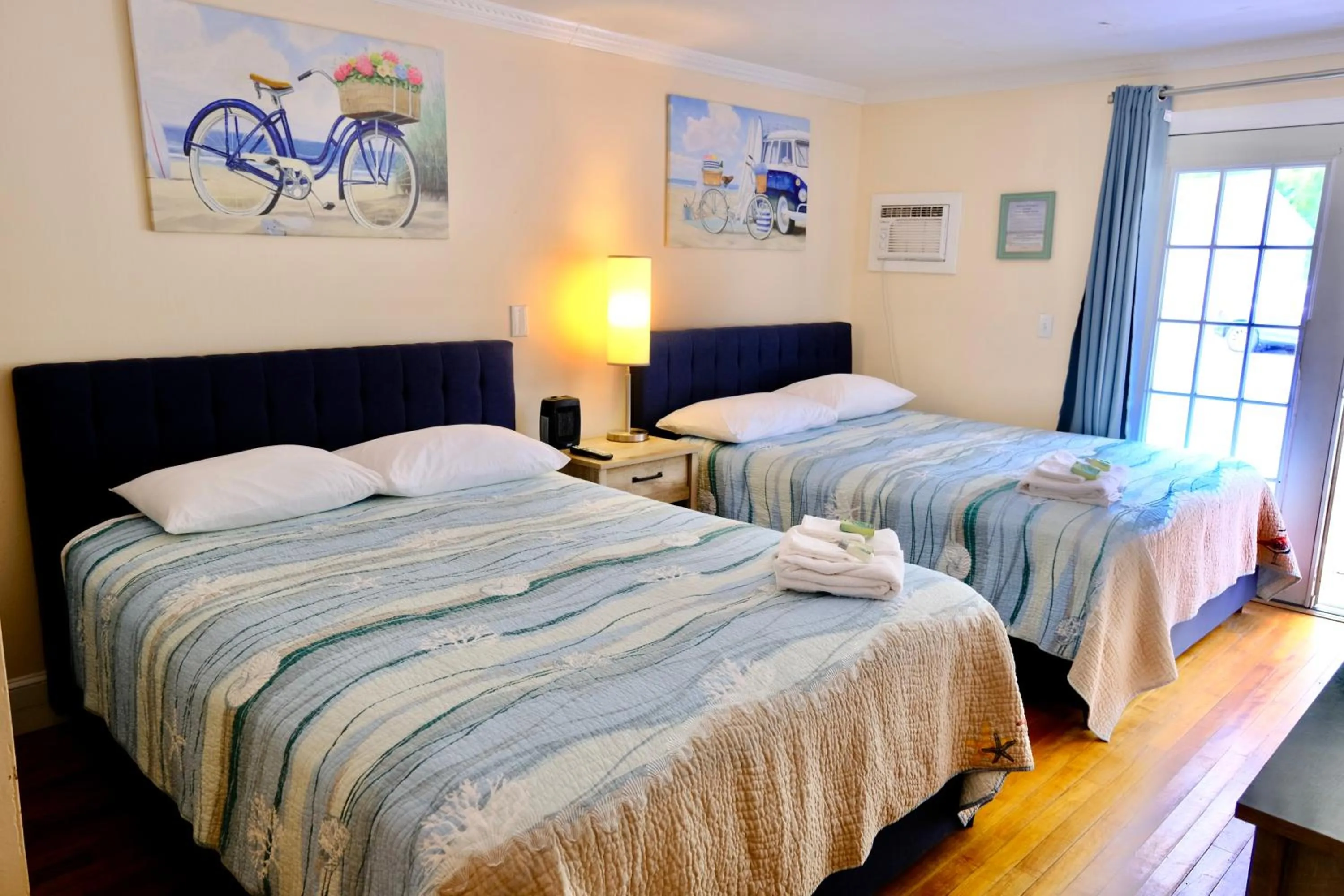 Bed in The Landings Inn and Cottages at Old Orchard Beach