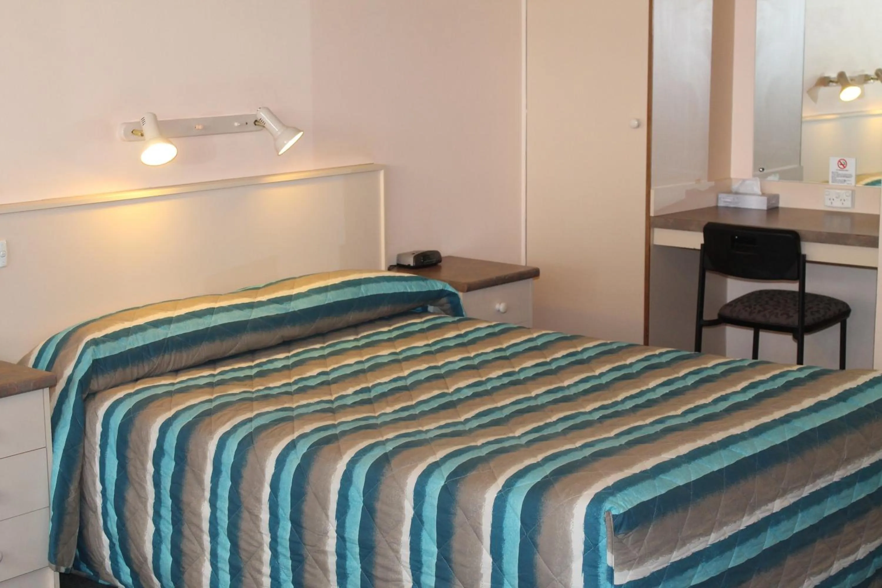 Standard Queen Twin in Econo Lodge Port Augusta