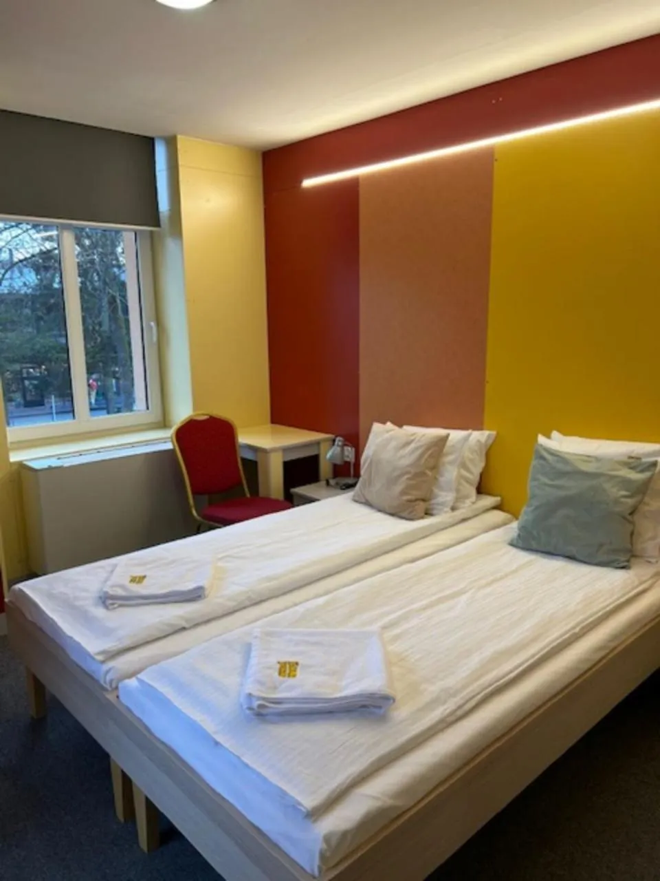 Photo of the whole room, Bed in Elemels Planet