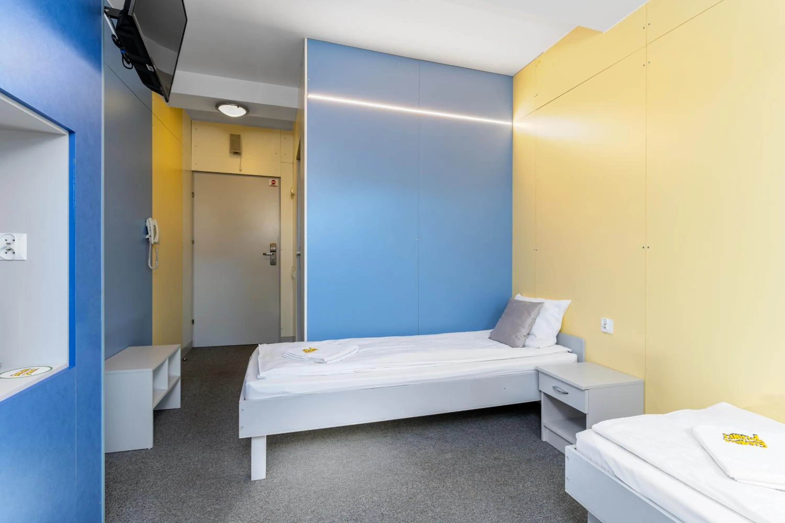 Photo of the whole room, Bed in Elemels Planet