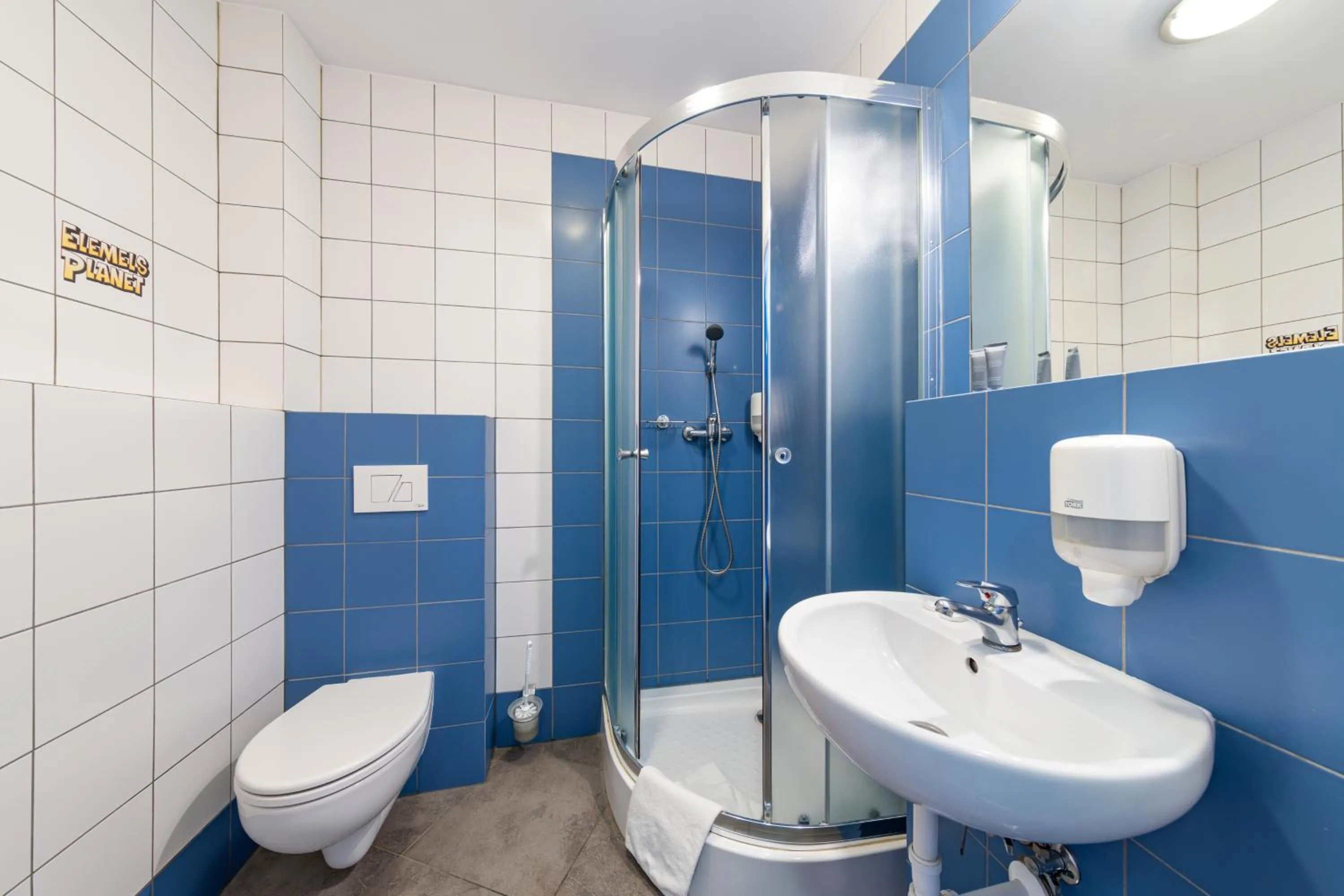 Shower in Elemels Planet