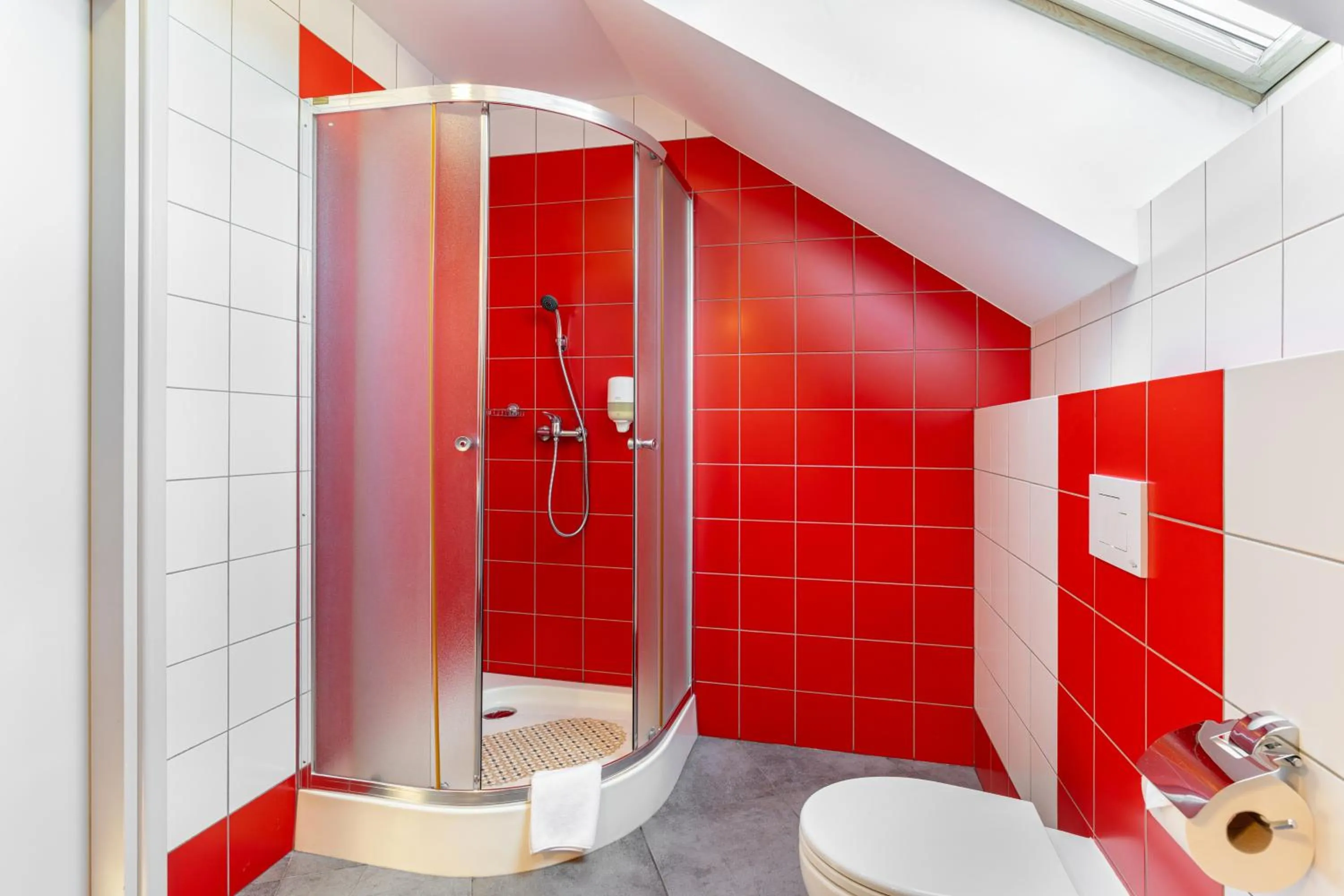 Shower in Elemels Planet