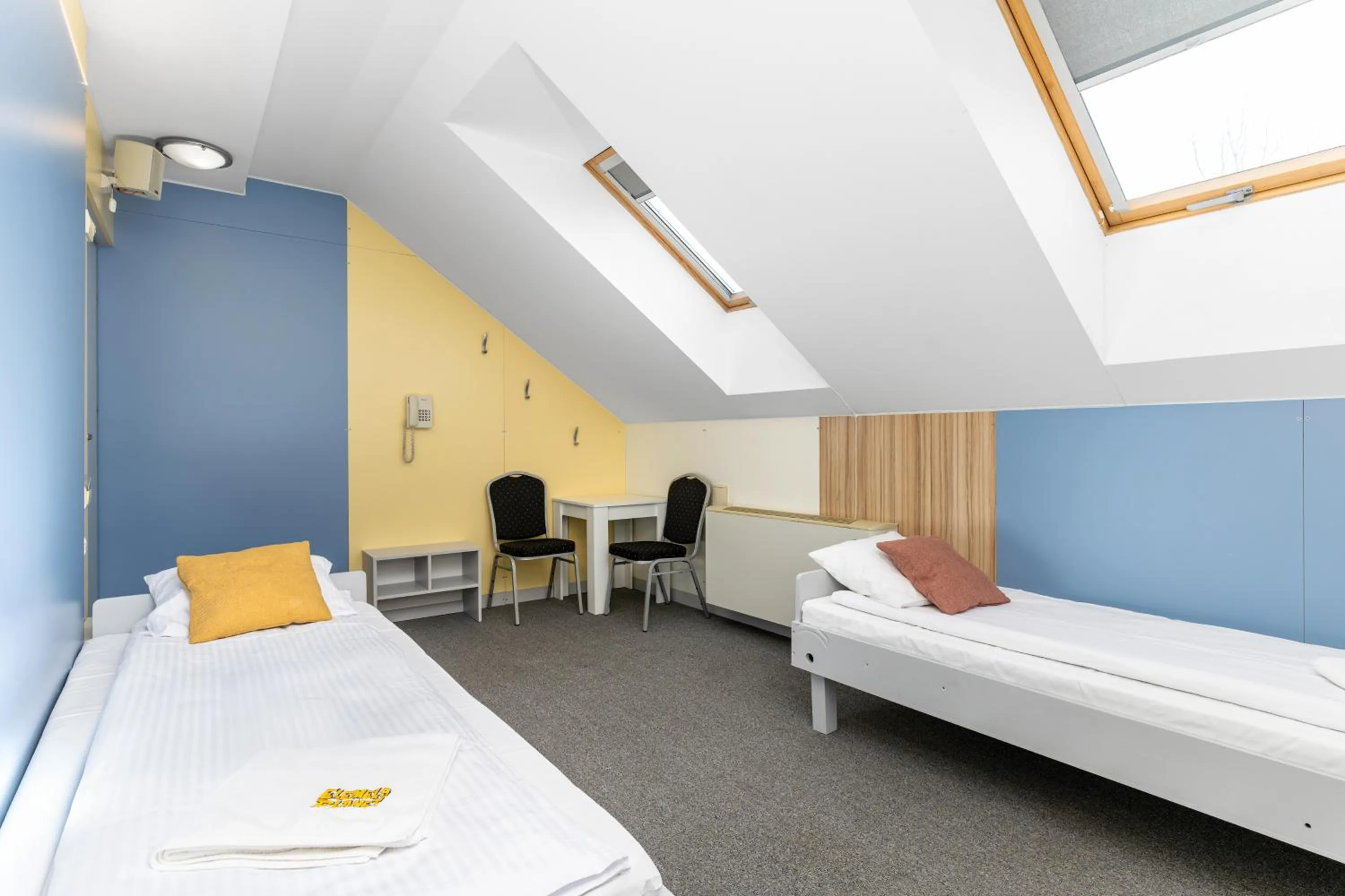 Photo of the whole room, Bed in Elemels Planet