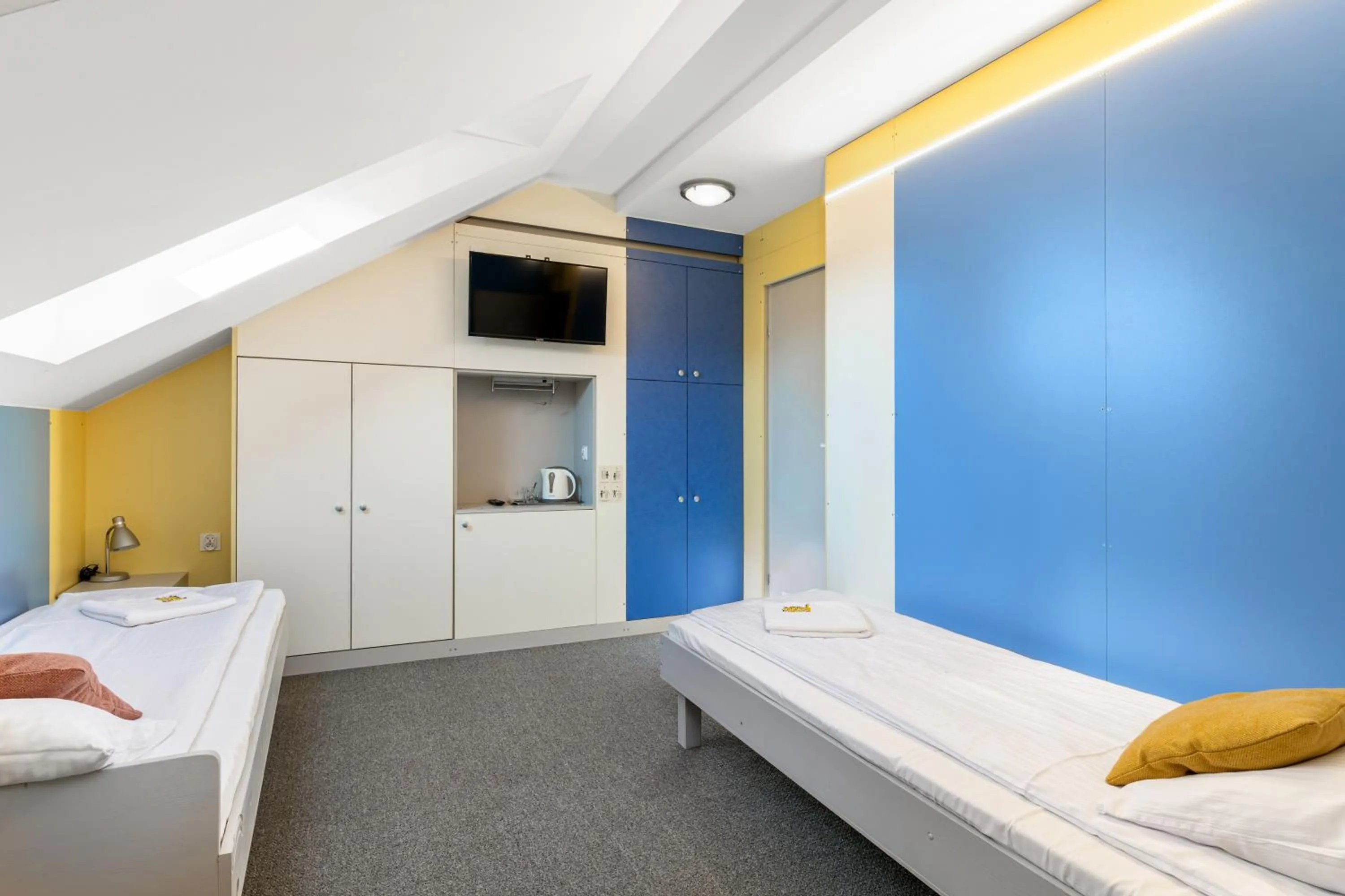 Photo of the whole room, Bed in Elemels Planet