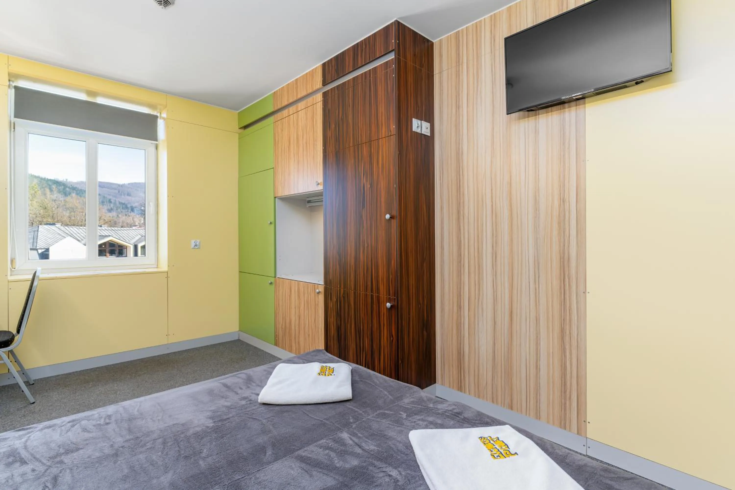 Photo of the whole room, Bed in Elemels Planet