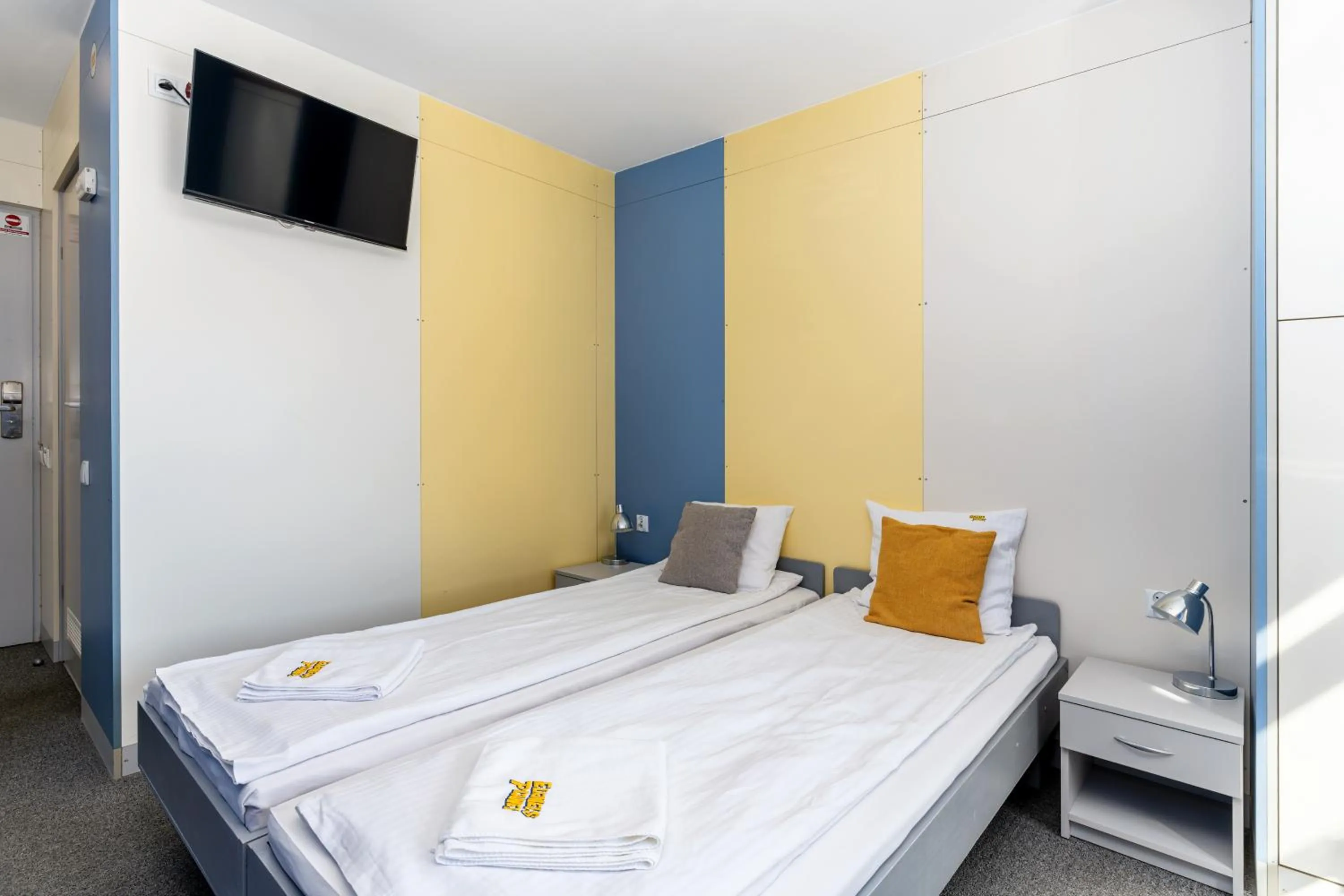 Photo of the whole room, Bed in Elemels Planet