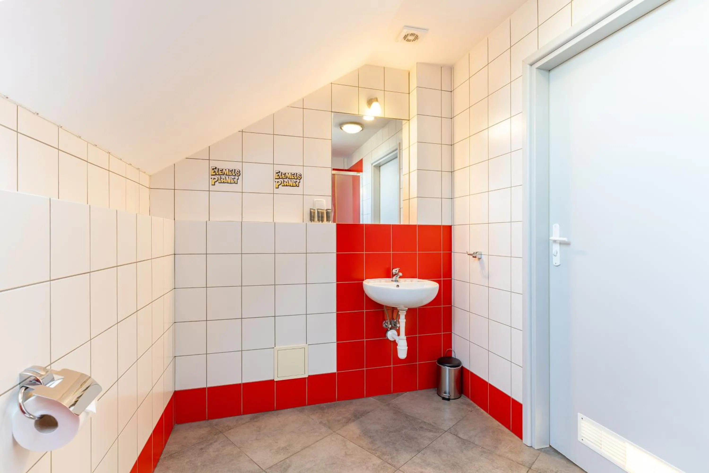 Shower in Elemels Planet