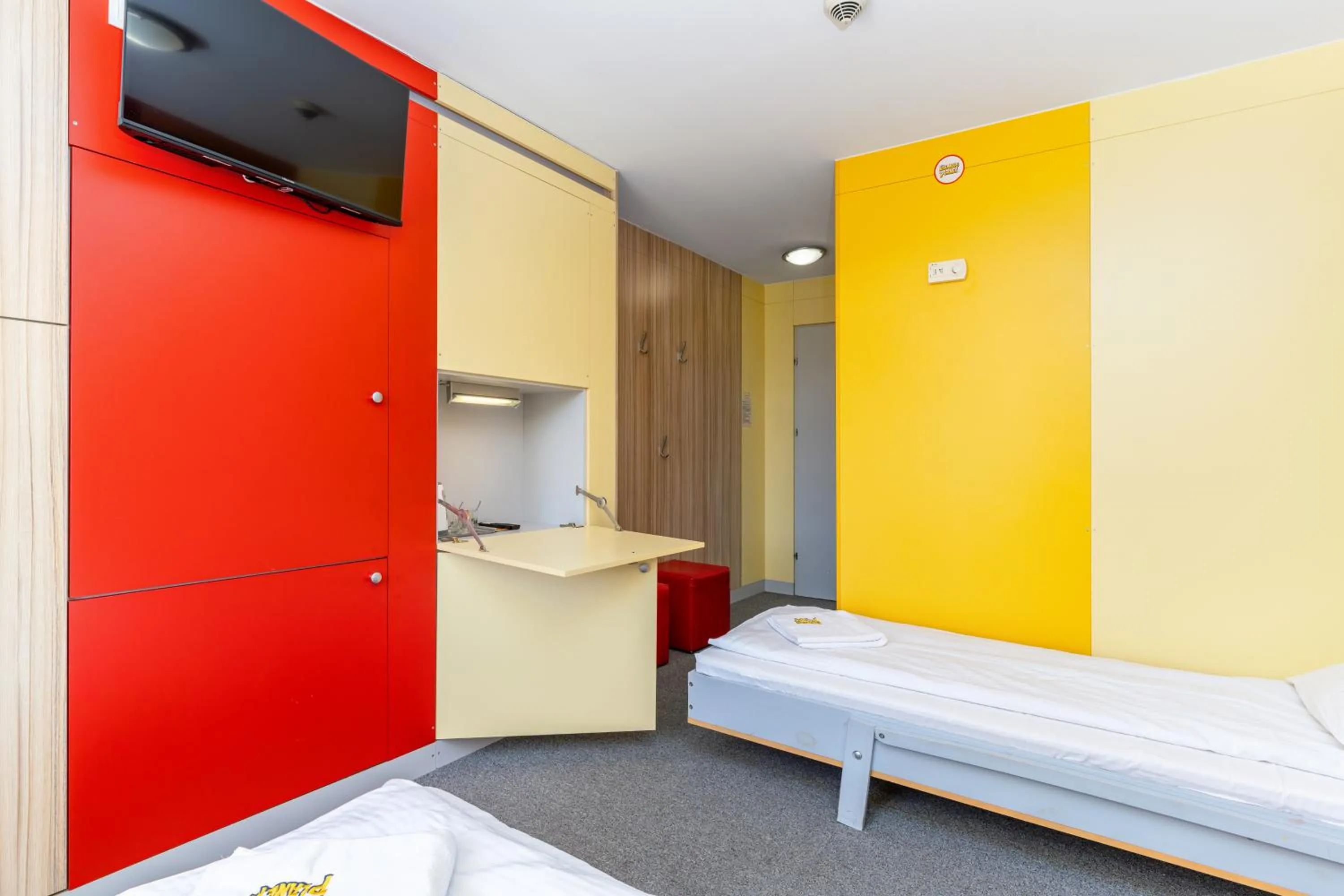 Photo of the whole room, Bed in Elemels Planet