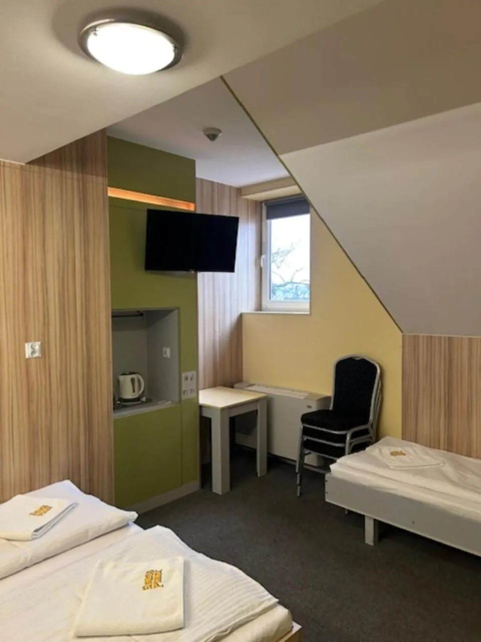 Photo of the whole room, Bed in Elemels Planet