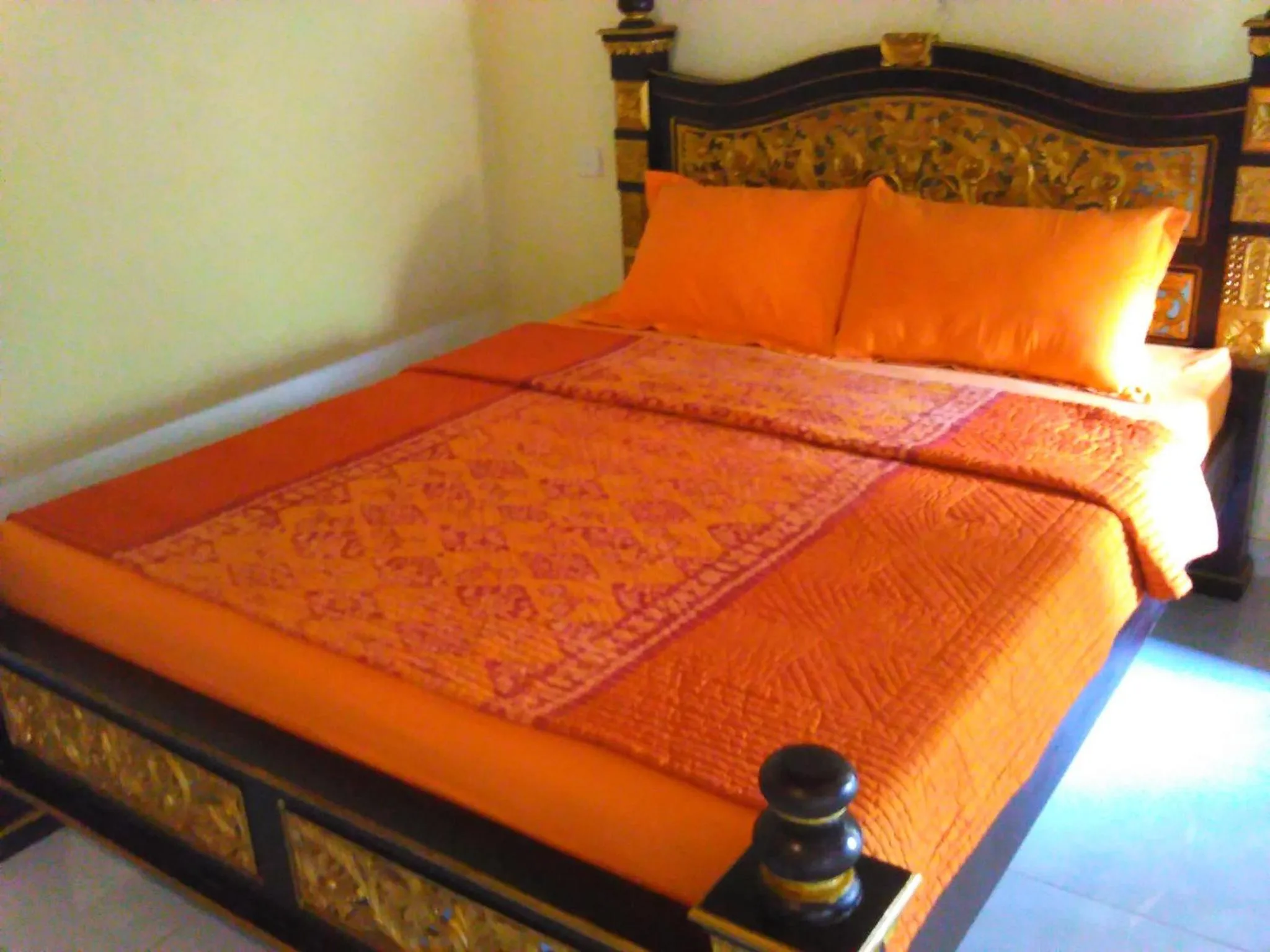 Bed in Puri Asri Bungalow Ubud