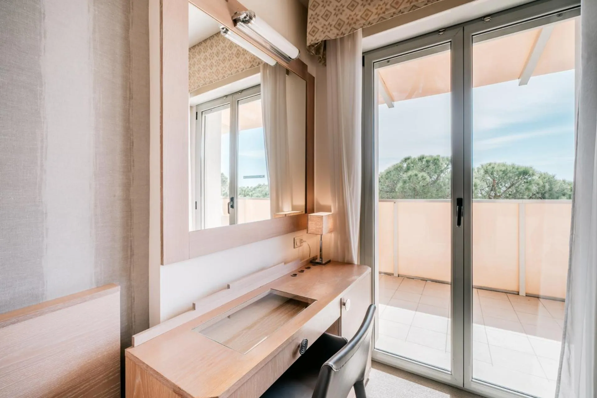 Balcony/Terrace, Bed in Hotel Europa Lignano