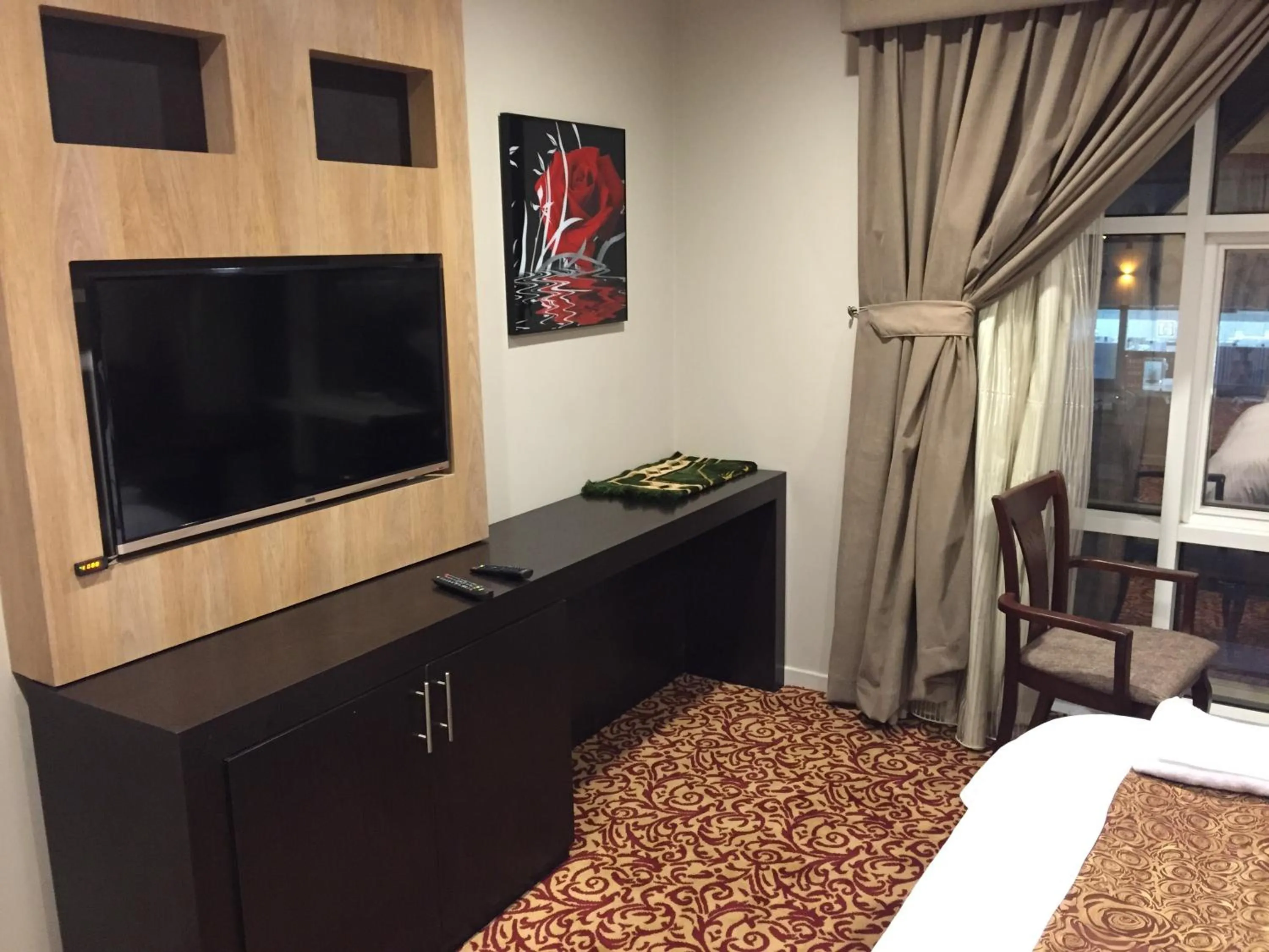 TV and multimedia in Ashbonh Hotel Suites