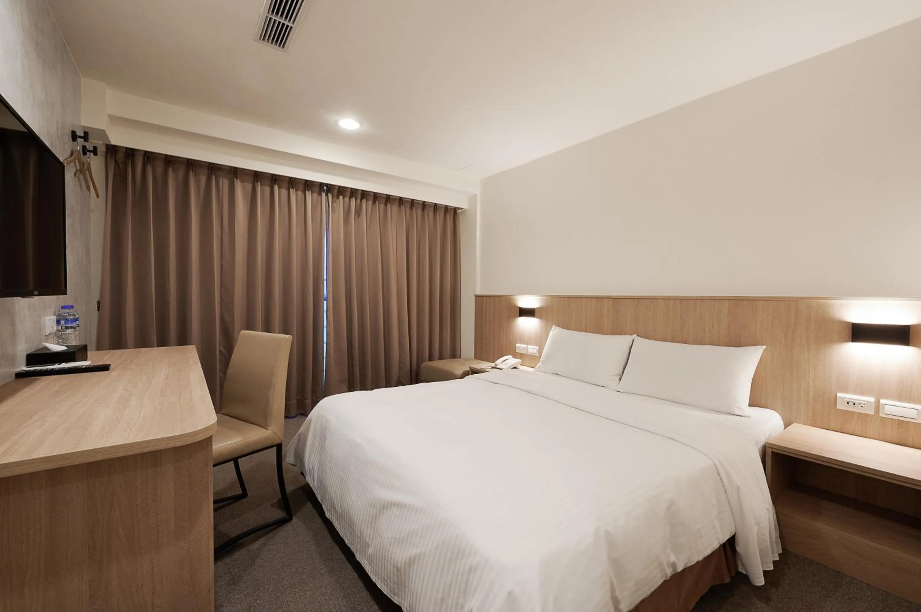 Photo of the whole room, Bed in Nei Jiang Hotel