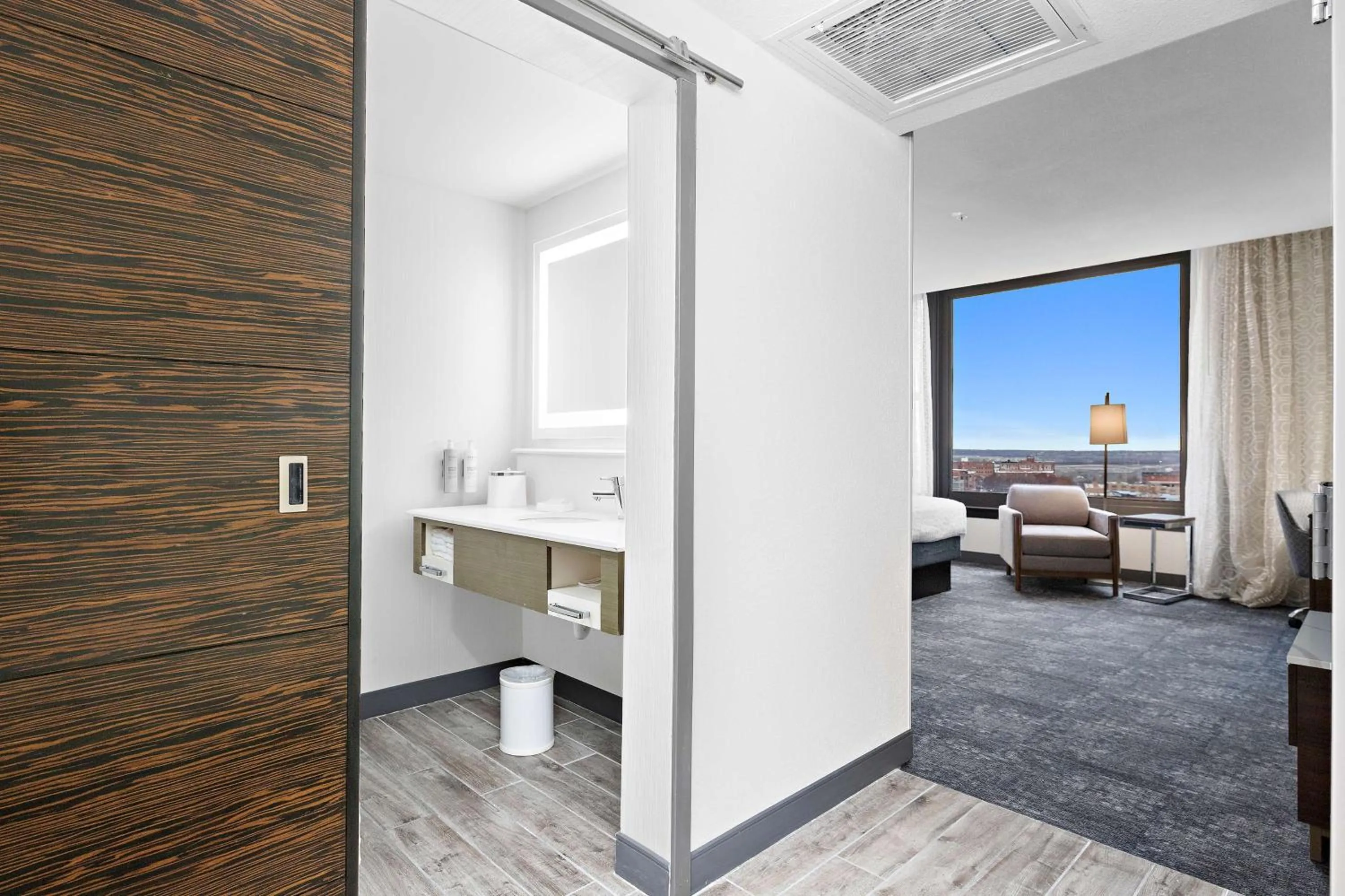 Bathroom, Bed in Hampton Inn Kansas City - Downtown Financial District