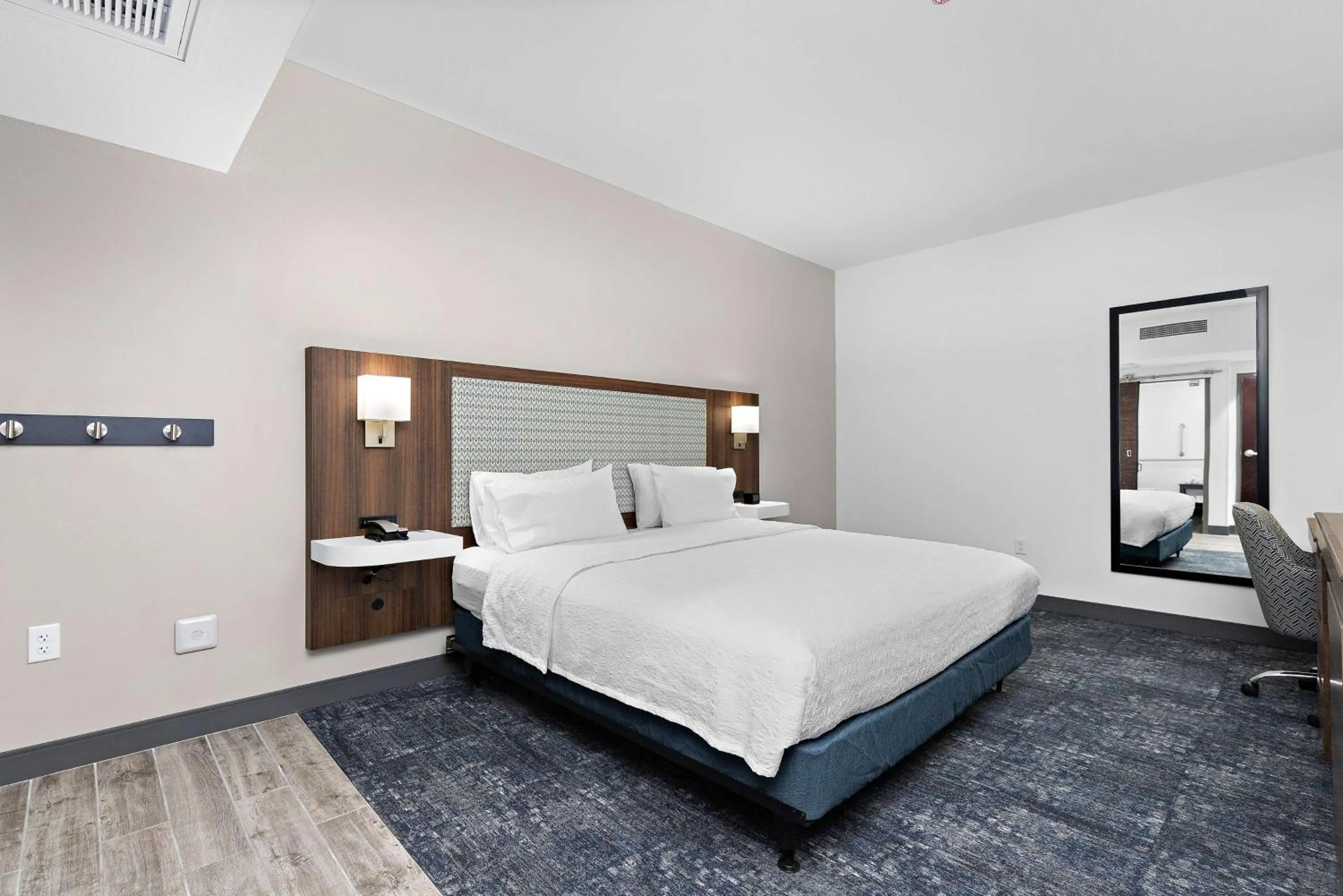 Bed in Hampton Inn Kansas City - Downtown Financial District