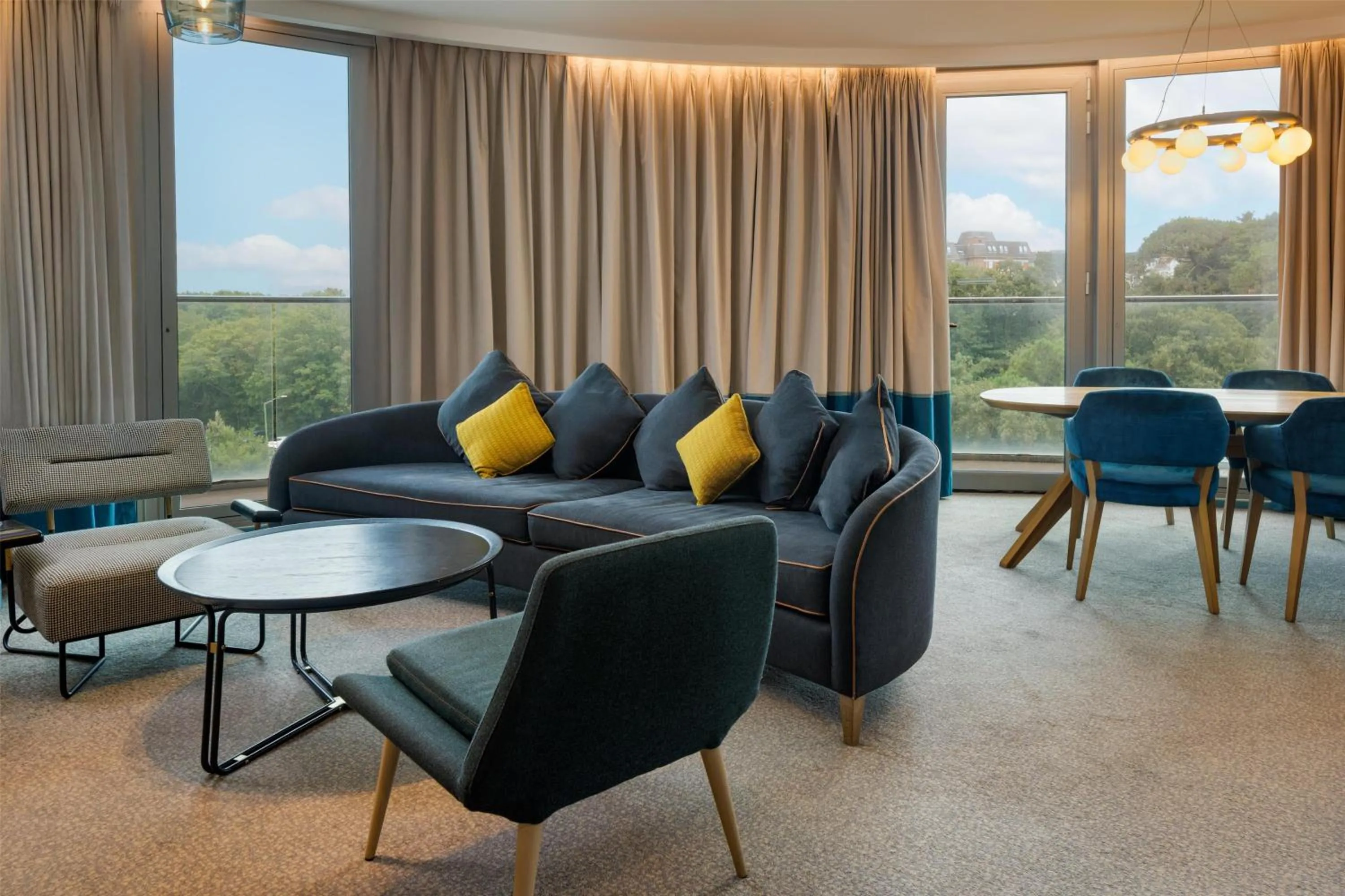 Living room in Hilton Bournemouth