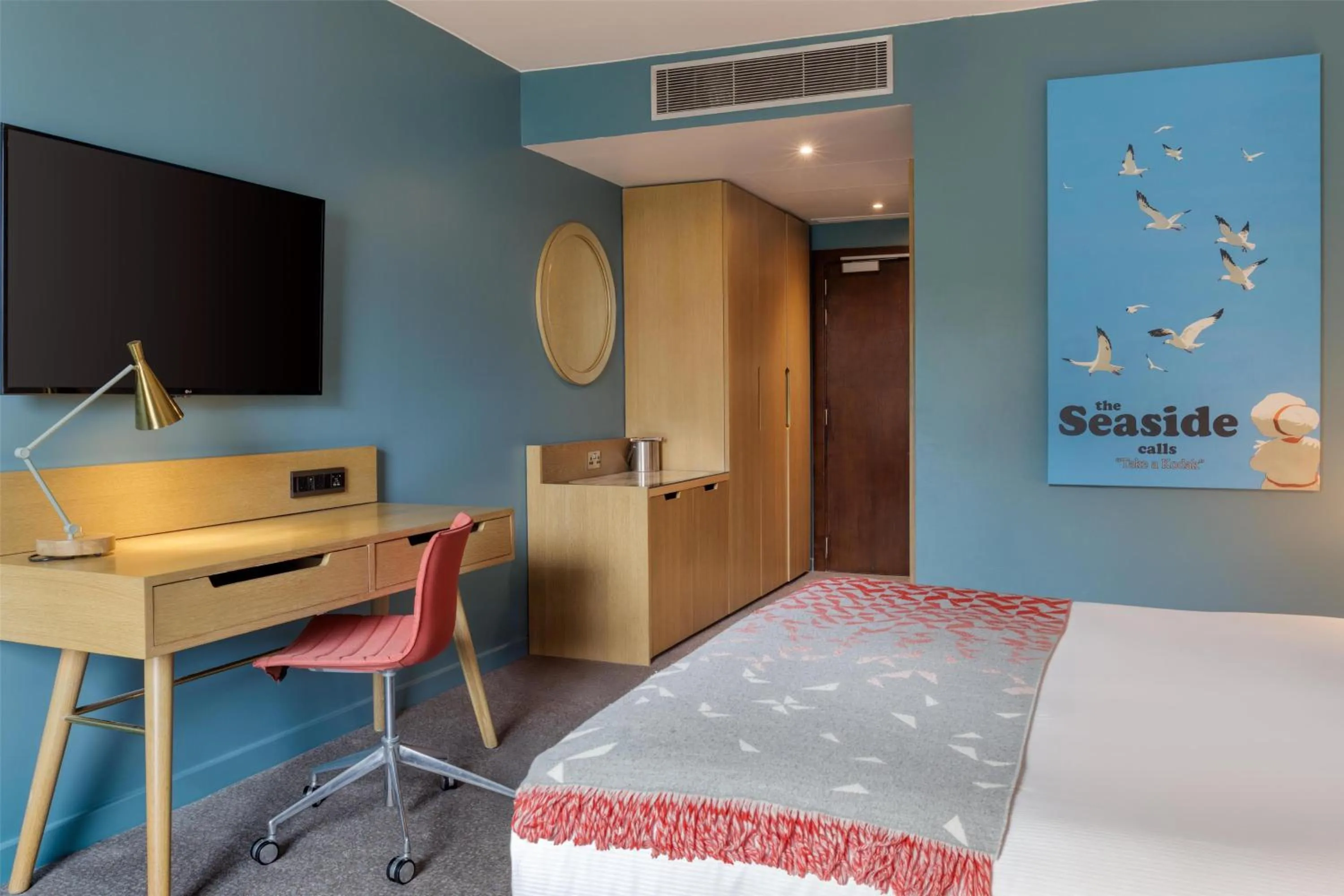 Living room, Bed in Hilton Bournemouth