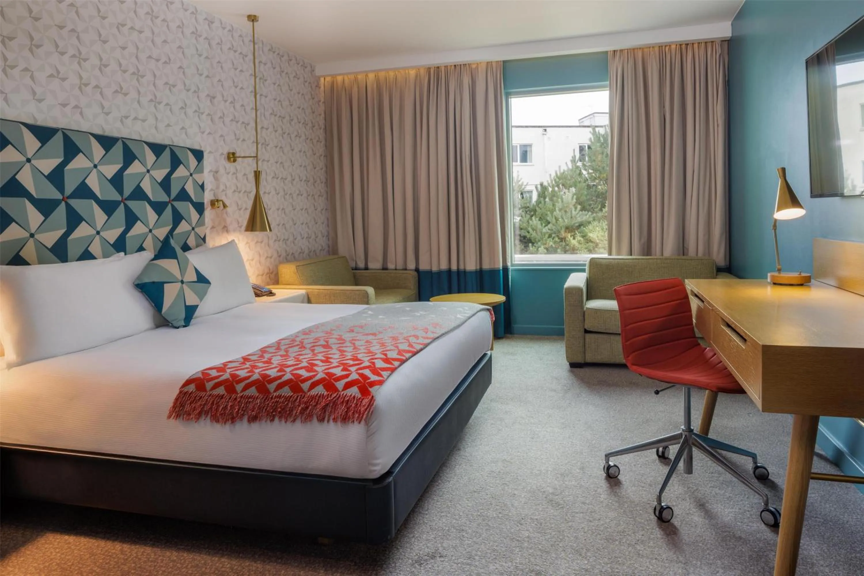 Living room, Bed in Hilton Bournemouth