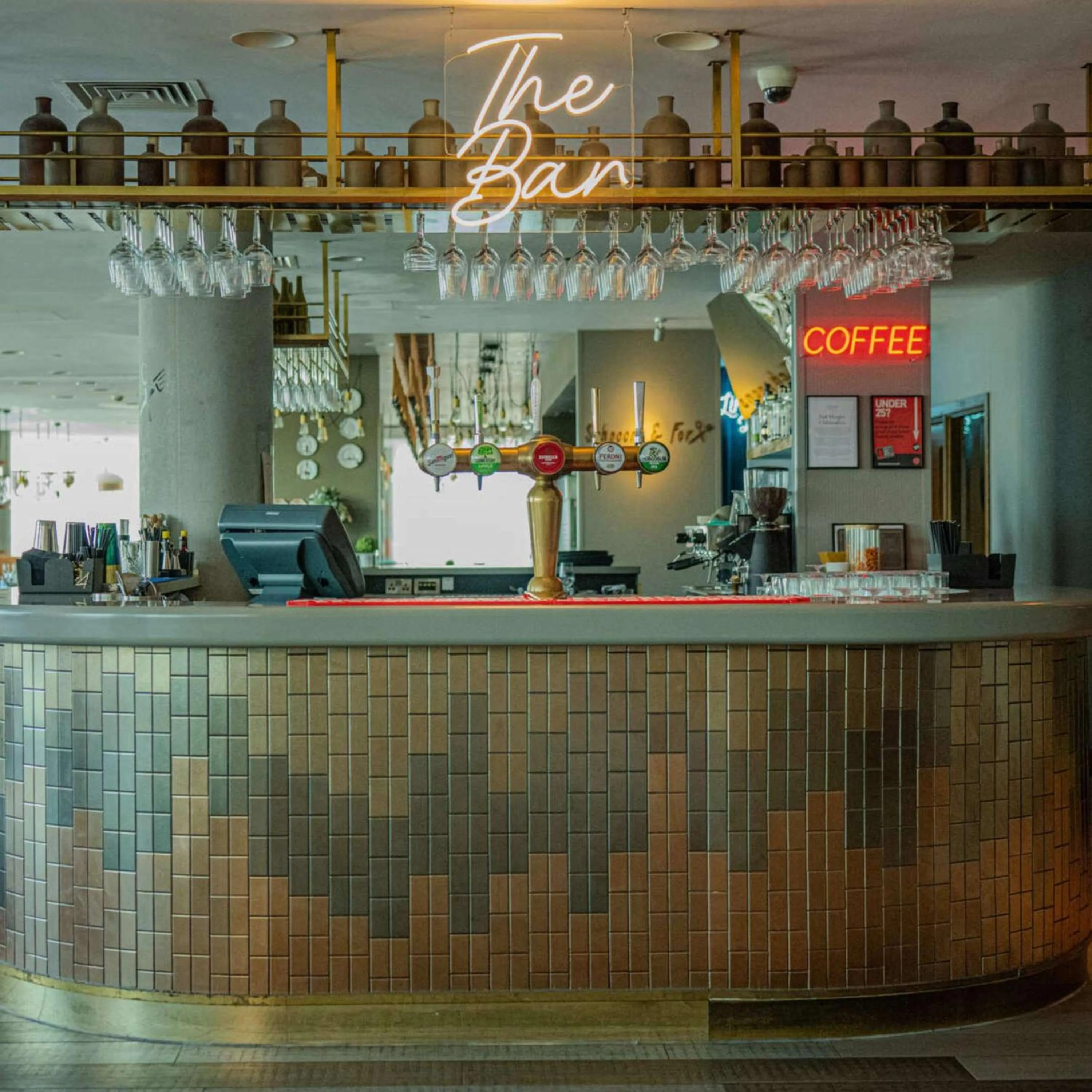 Lounge or bar in Hilton Bournemouth